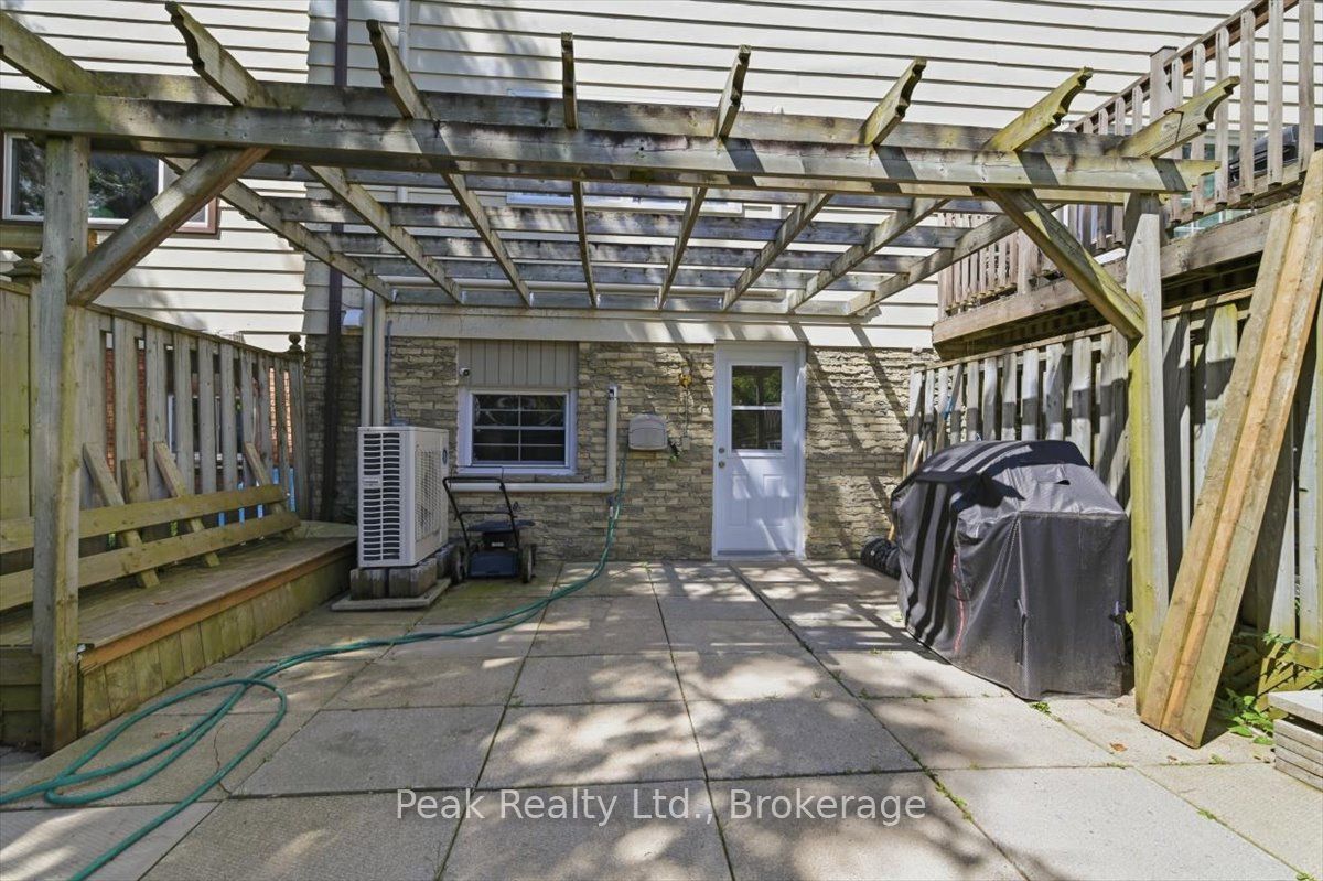1673 Applewood Crescent Property Photo 28