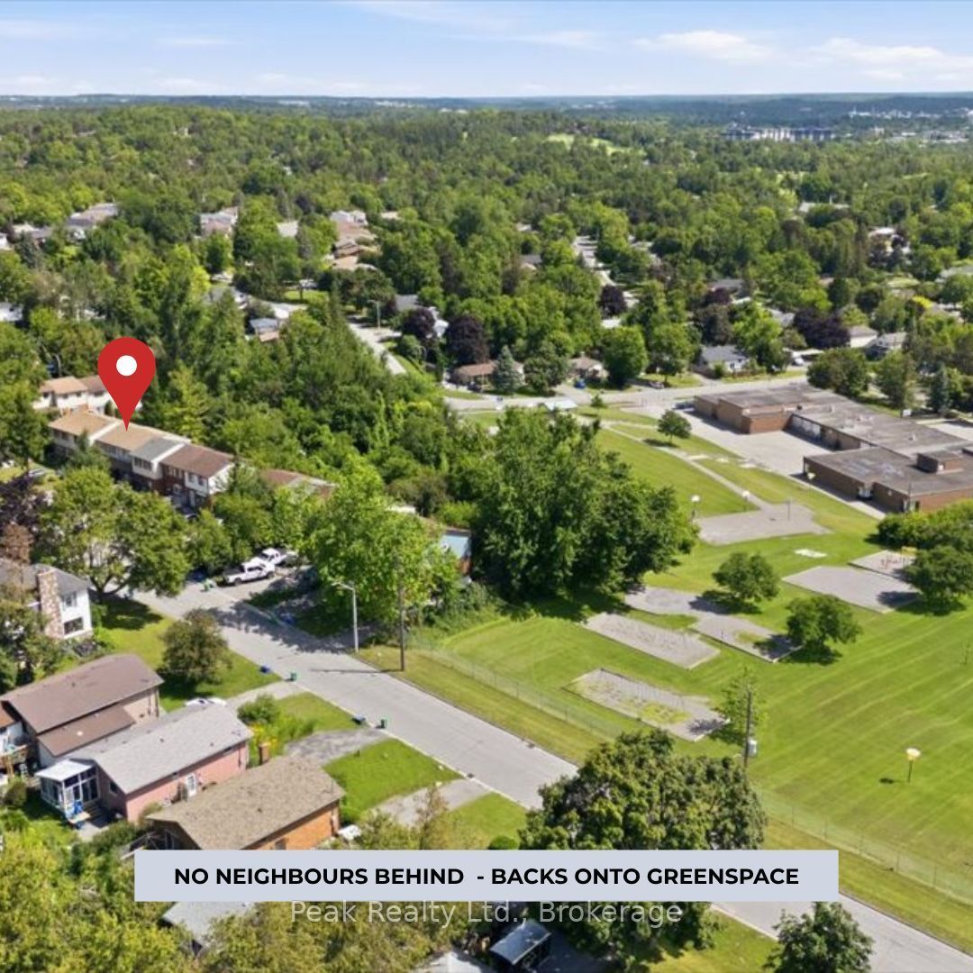 1673 Applewood Crescent Property Photo 35