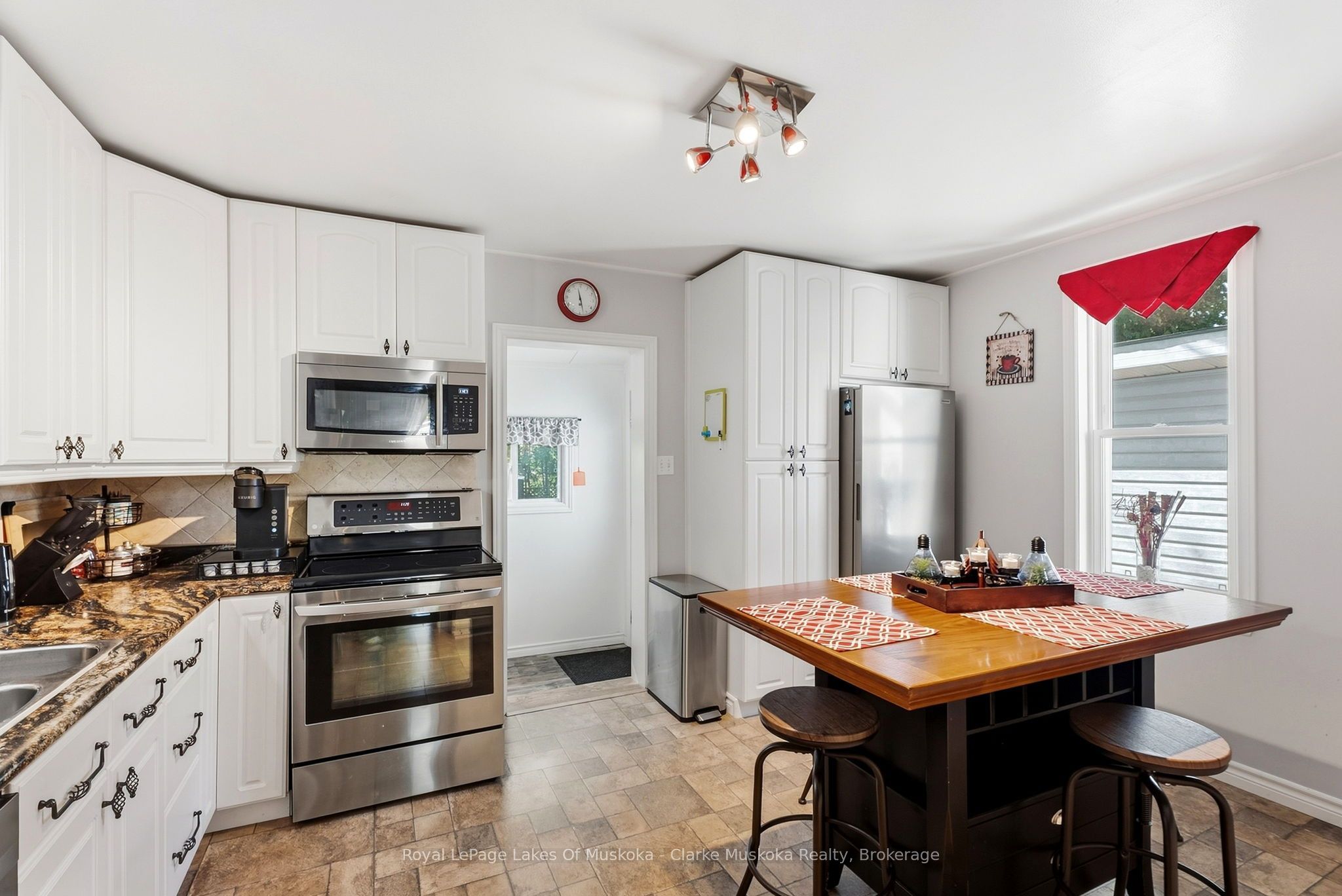 251 James Street W Property Photo 8