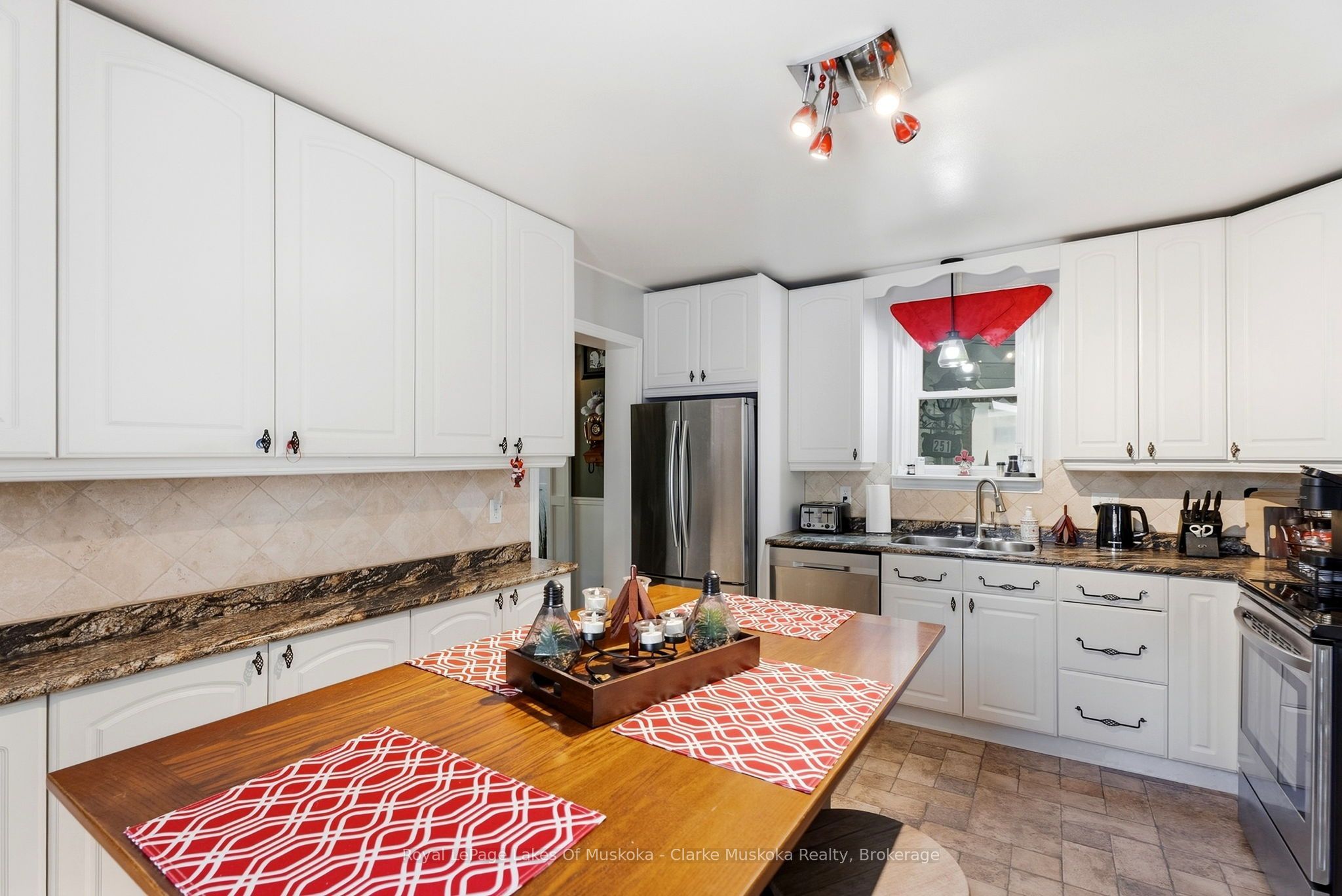 251 James Street W Property Photo 9