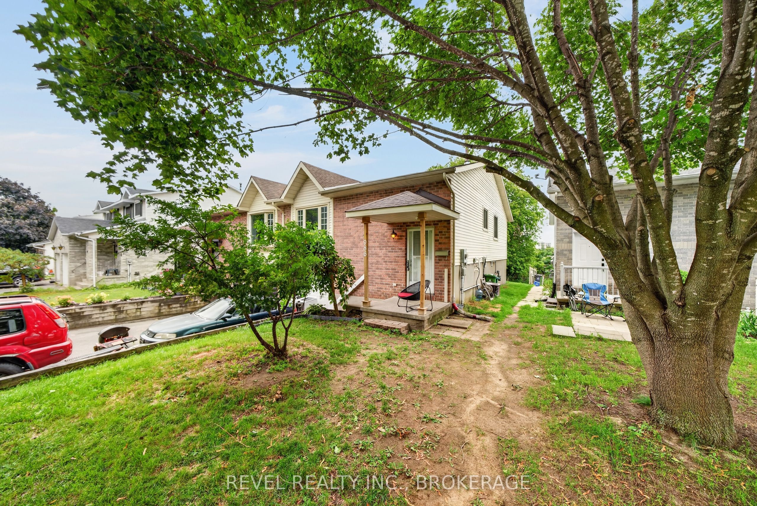 986 Killarney Crescent Property Photo 2