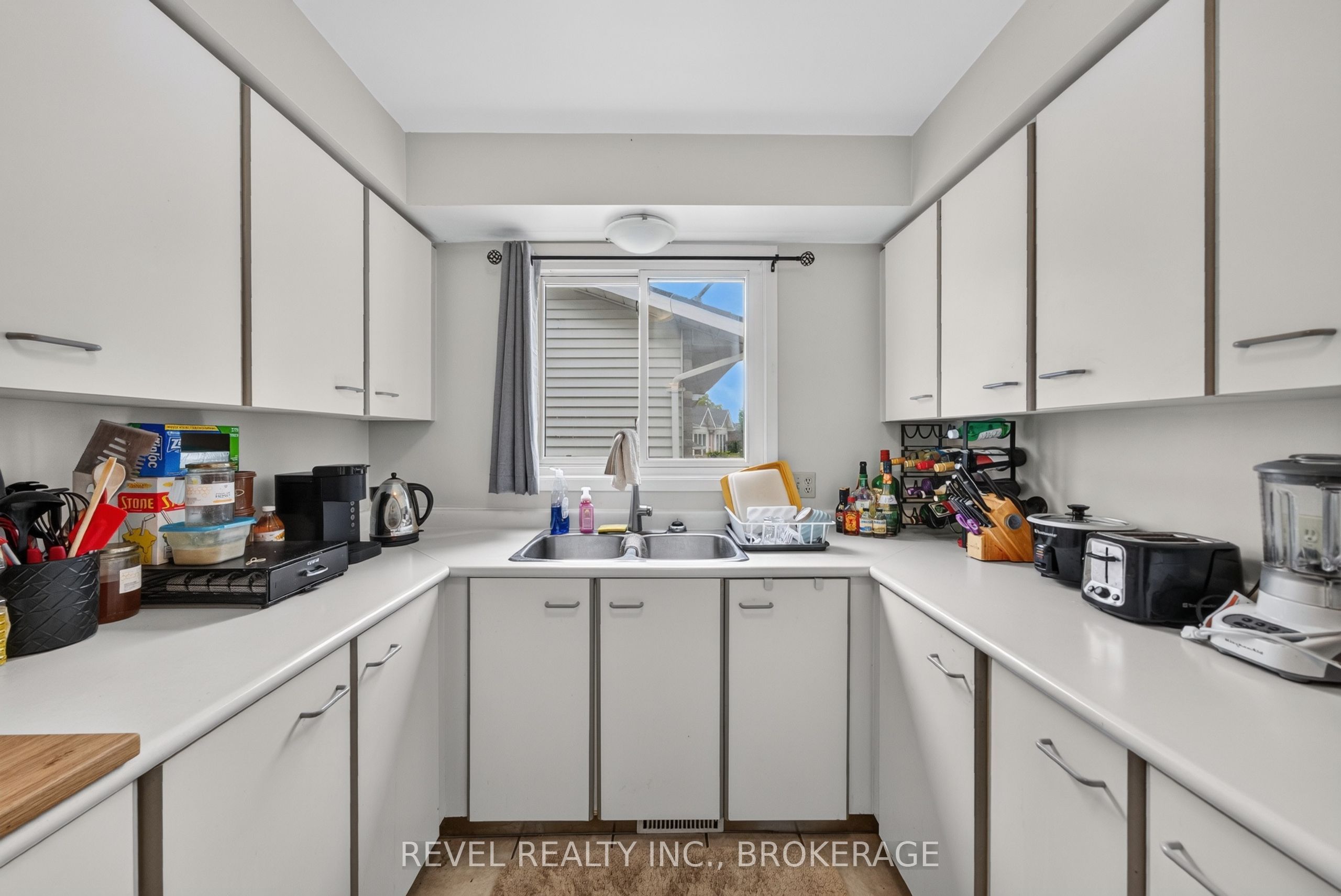 986 Killarney Crescent Property Photo 9