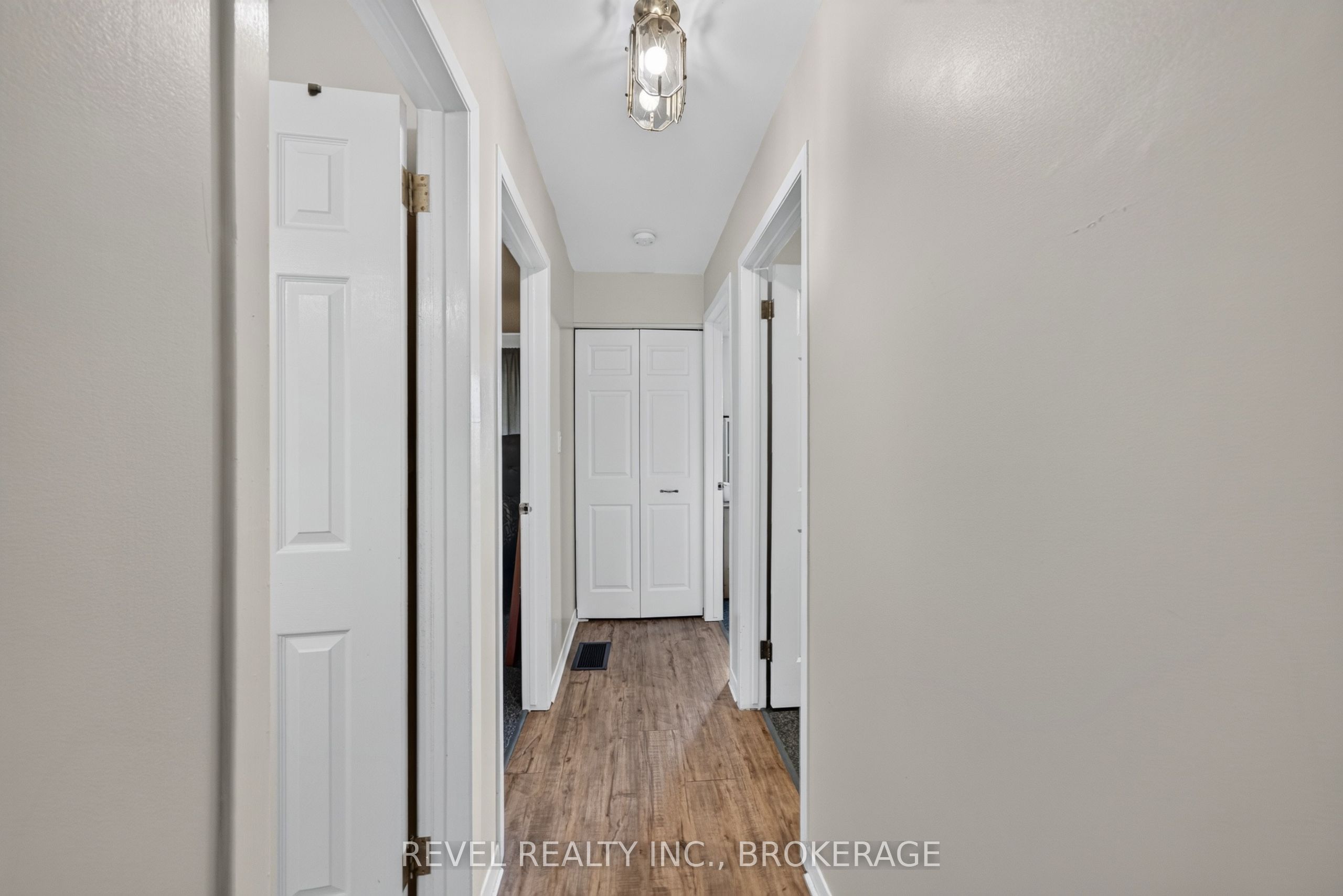986 Killarney Crescent Property Photo 11