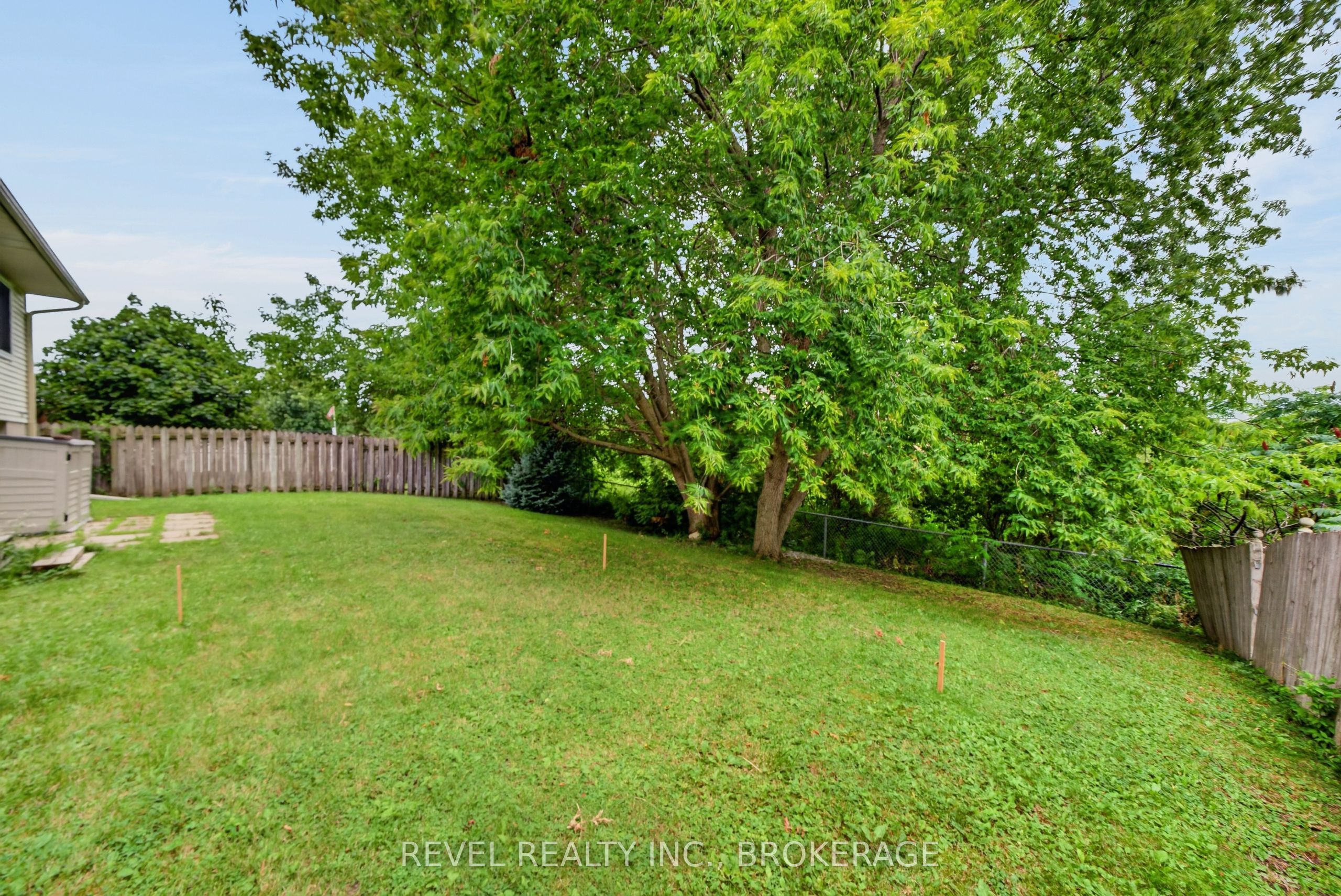 986 Killarney Crescent Property Photo 38