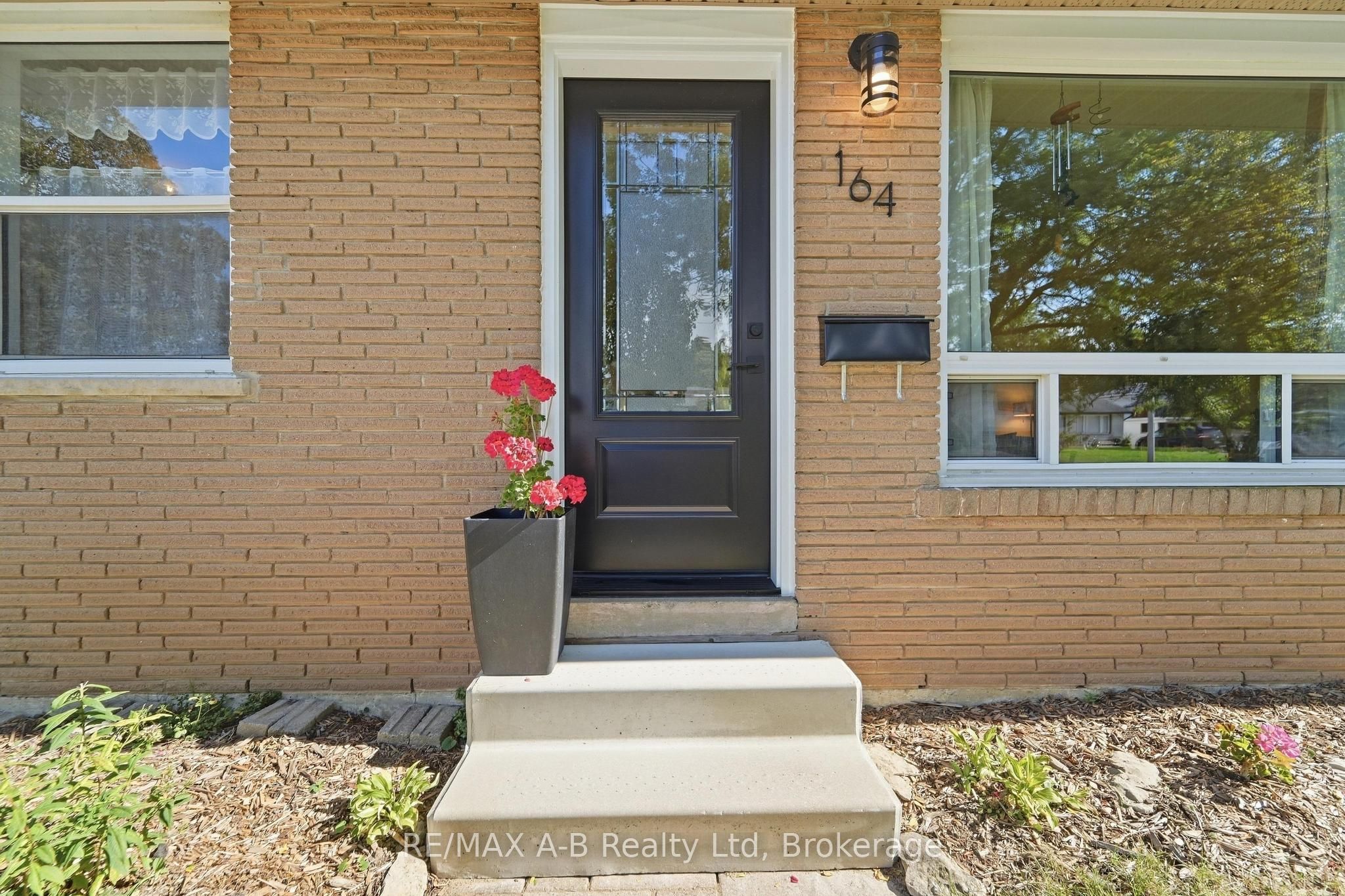 164 Redford Crescent Property Photo 2