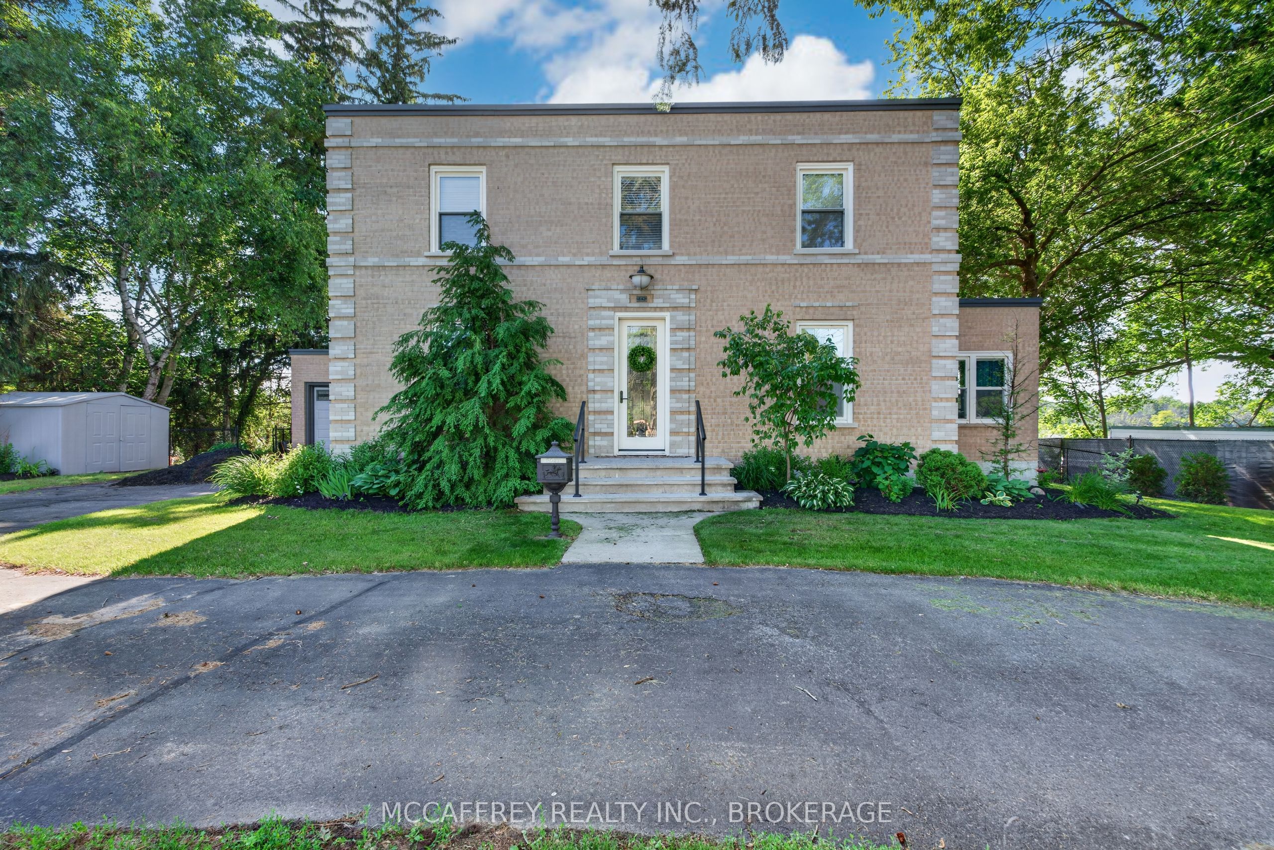 442 Dundas Street W Property Photo 1