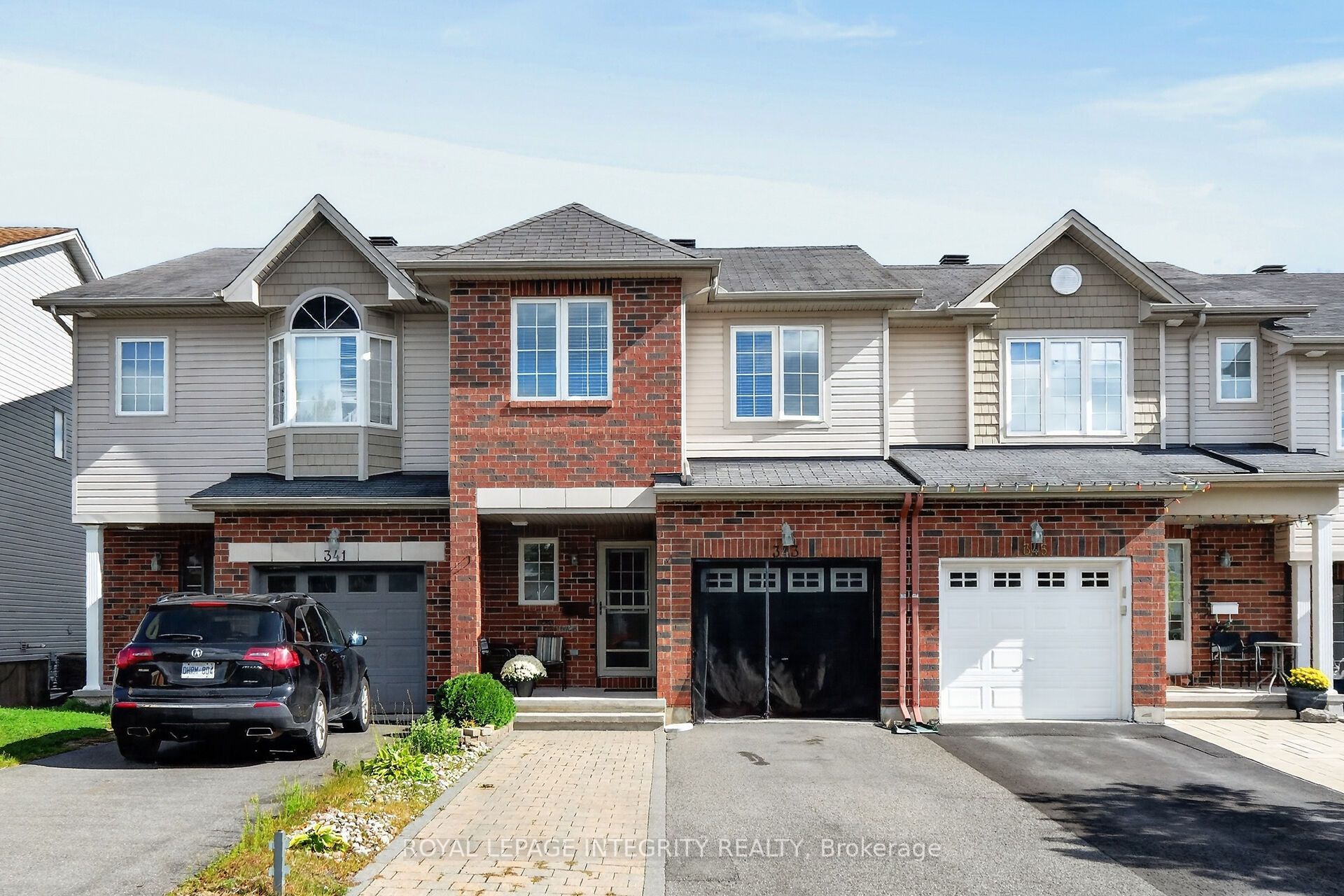 343 Rolling Meadow Crescent Property Photo 2