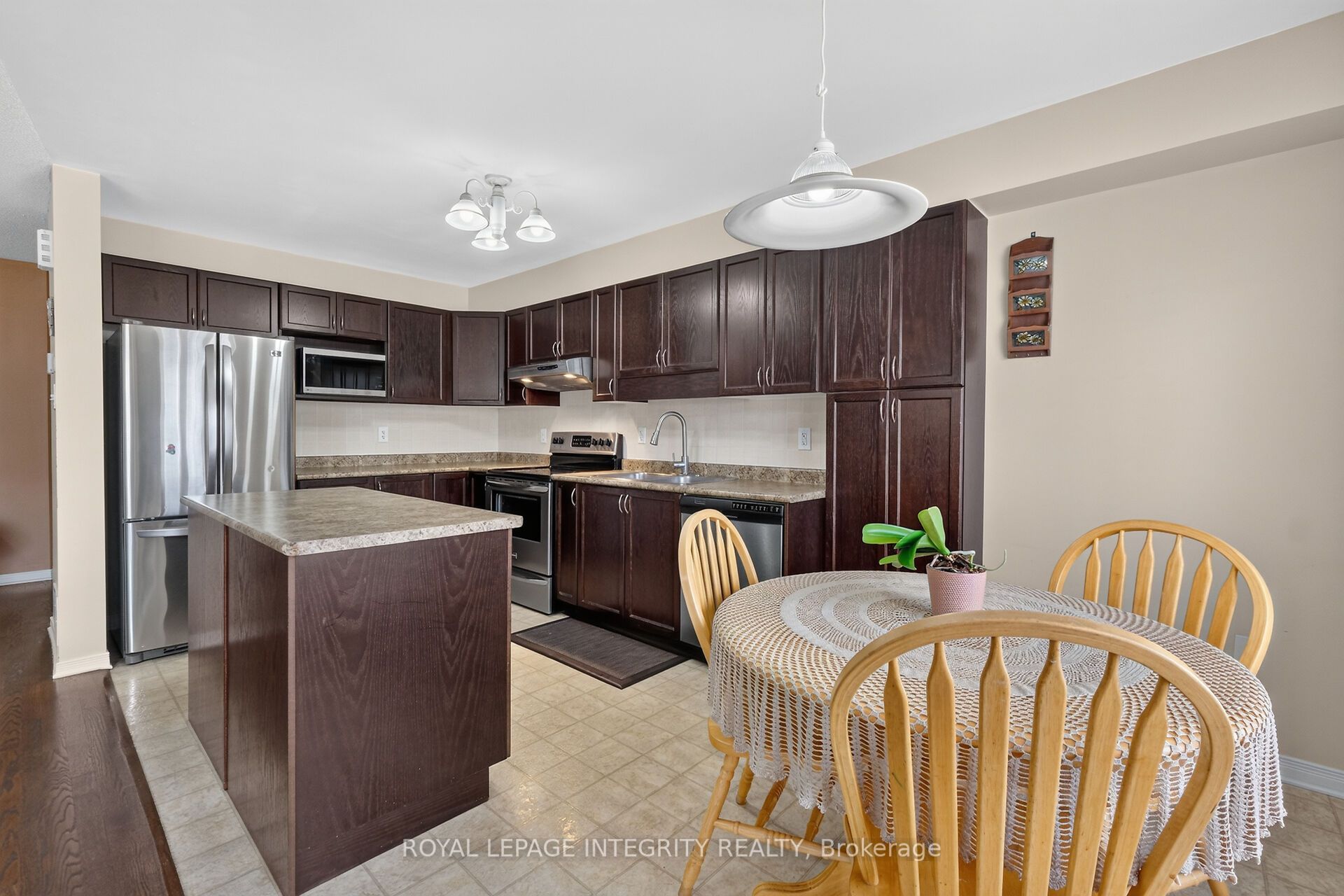343 Rolling Meadow Crescent Property Photo 16