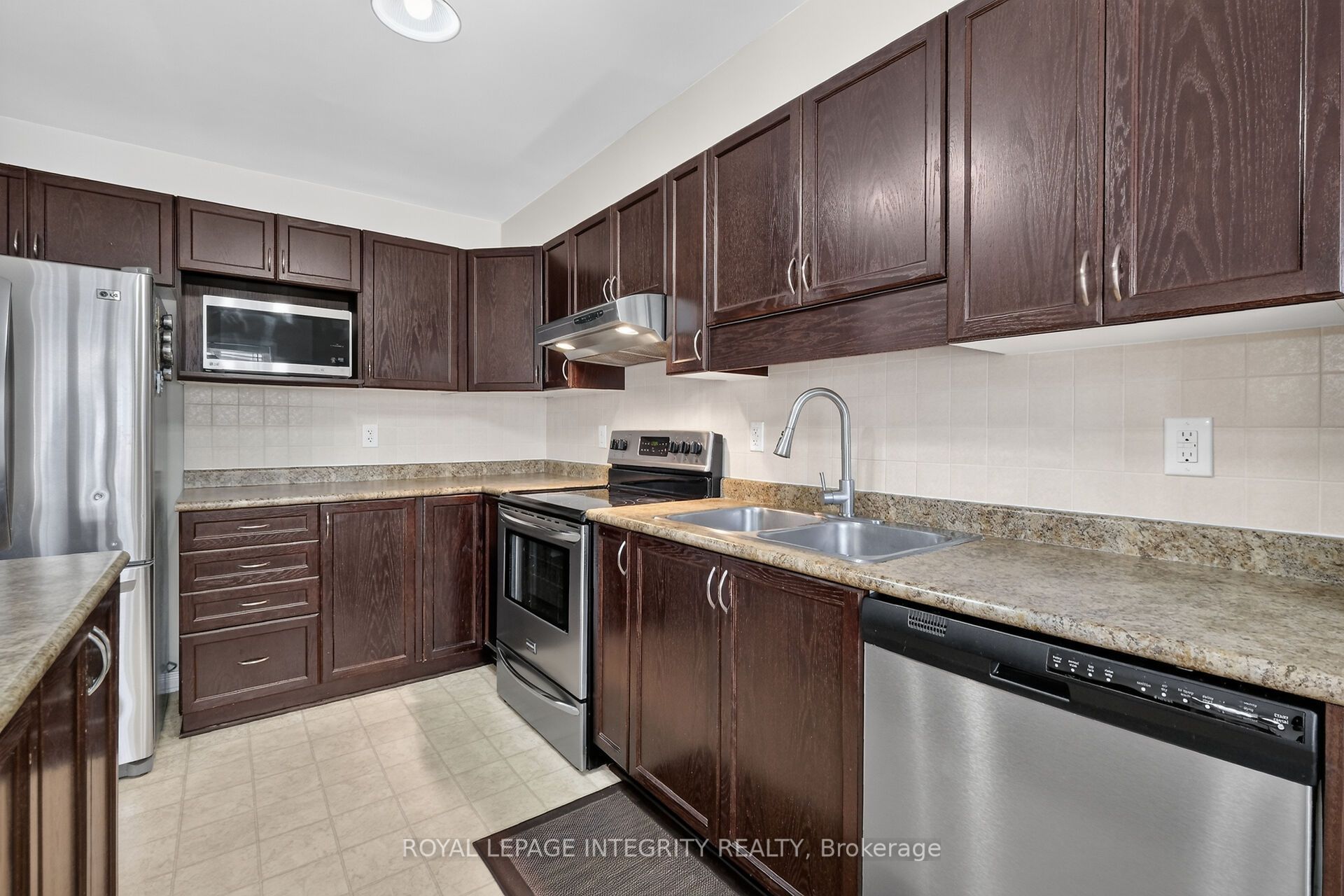 343 Rolling Meadow Crescent Property Photo 17