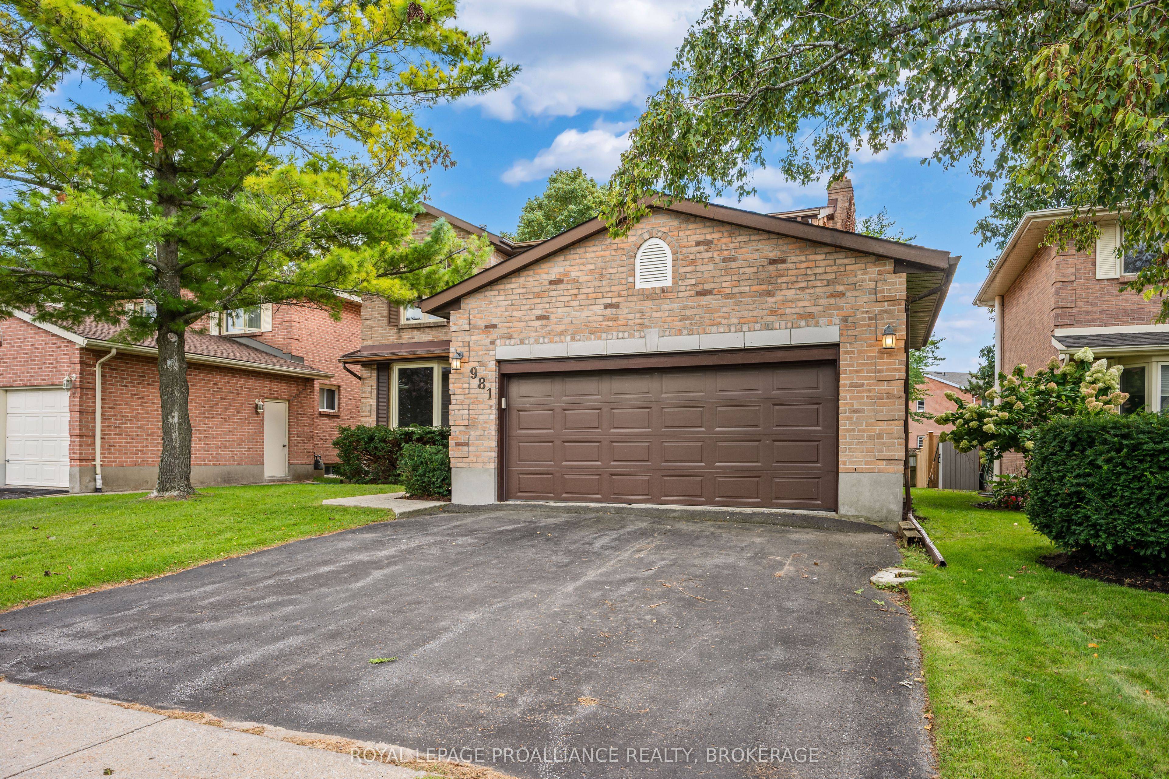 981 Edinborough Crescent Property Photo 3