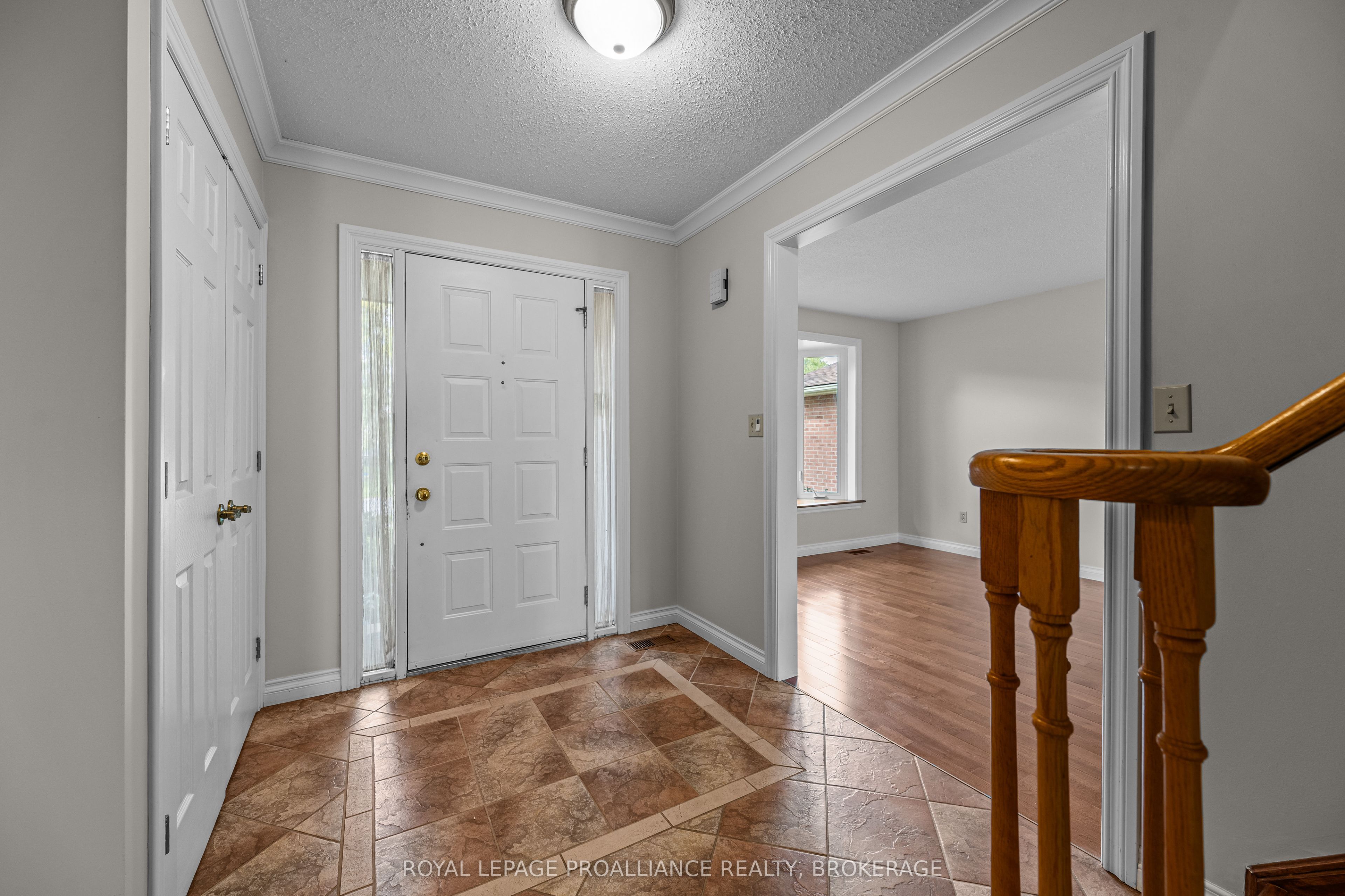981 Edinborough Crescent Property Photo 4
