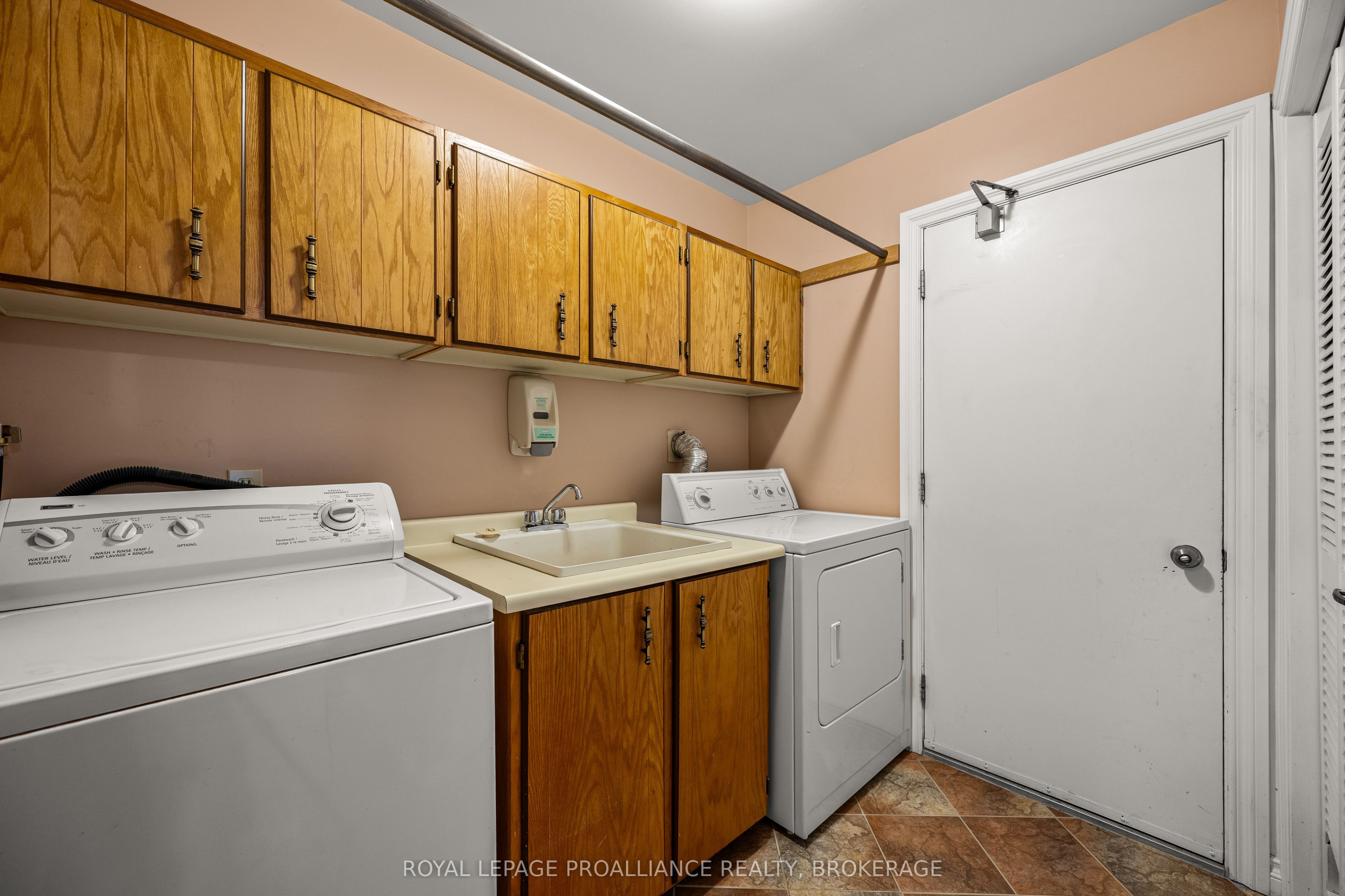 981 Edinborough Crescent Property Photo 8