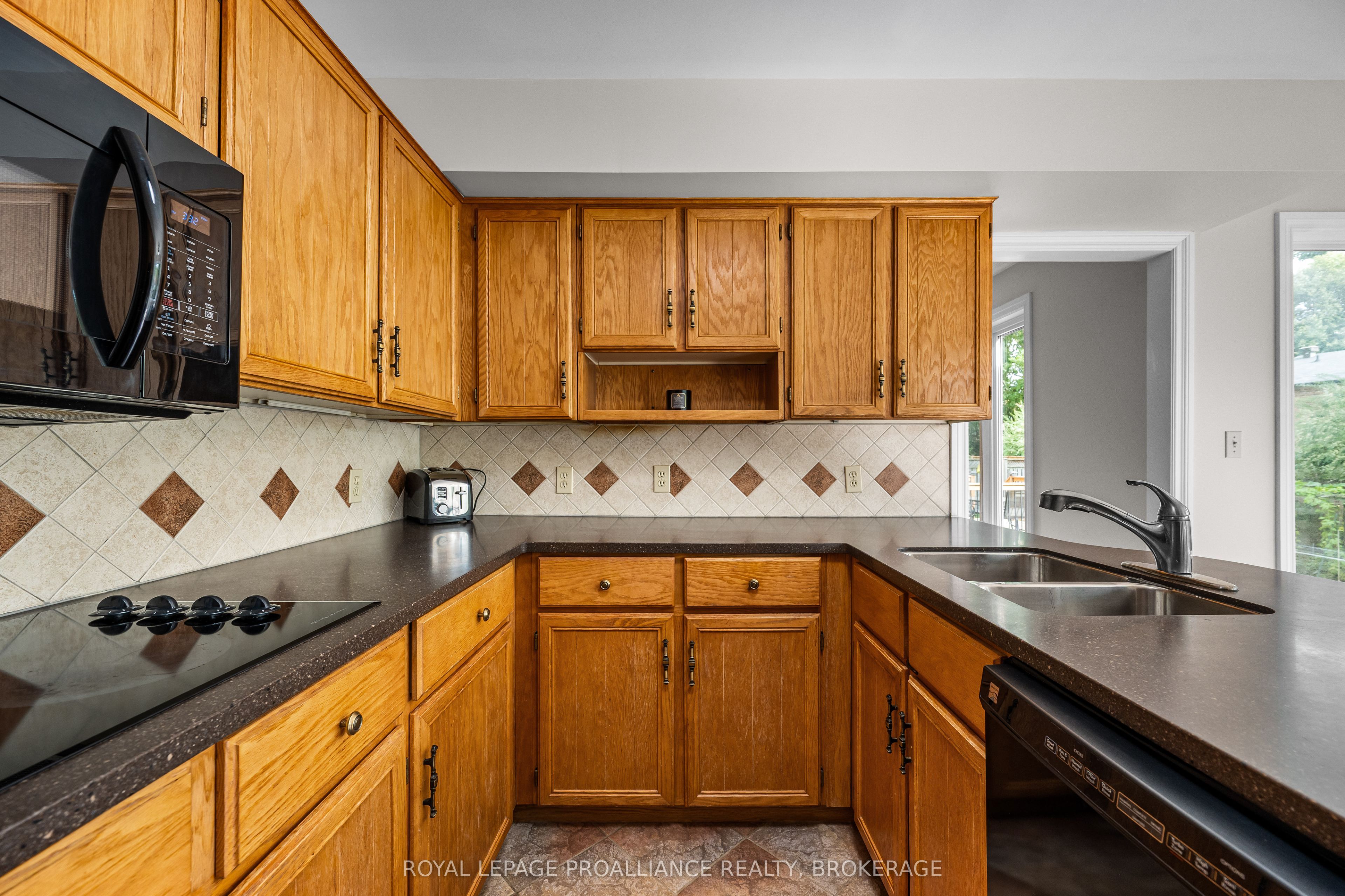 981 Edinborough Crescent Property Photo 12