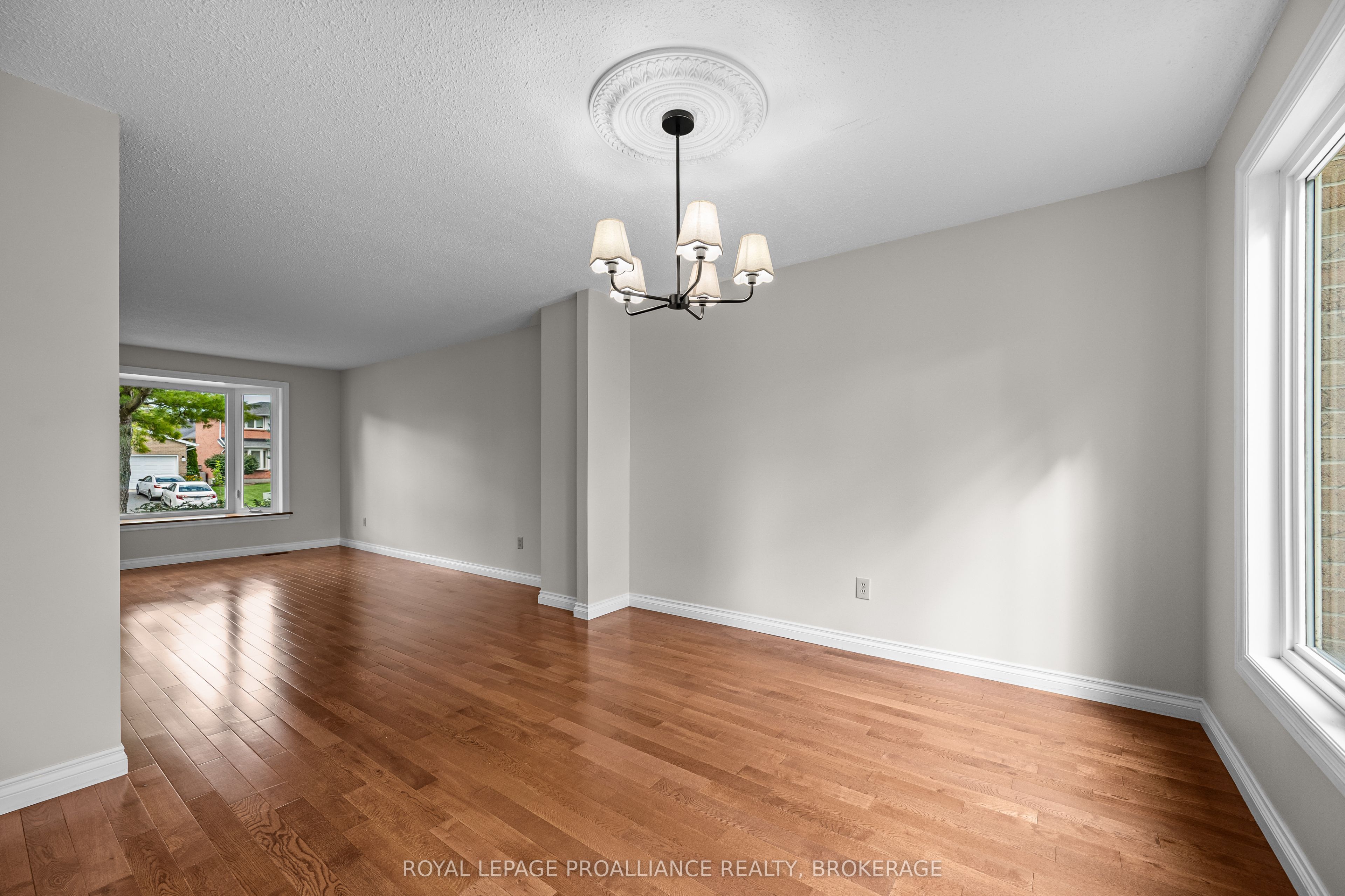 981 Edinborough Crescent Property Photo 15