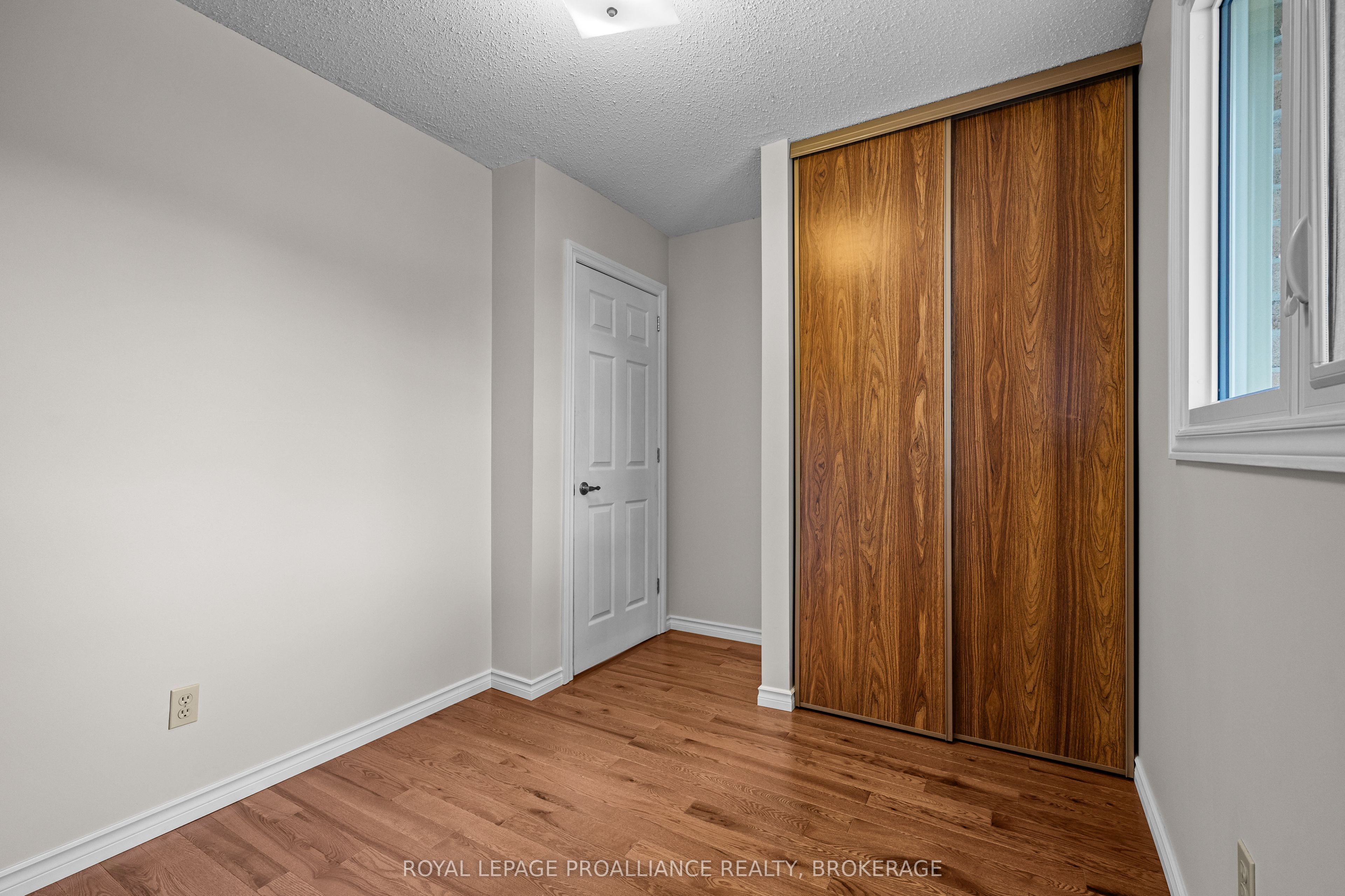 981 Edinborough Crescent Property Photo 22