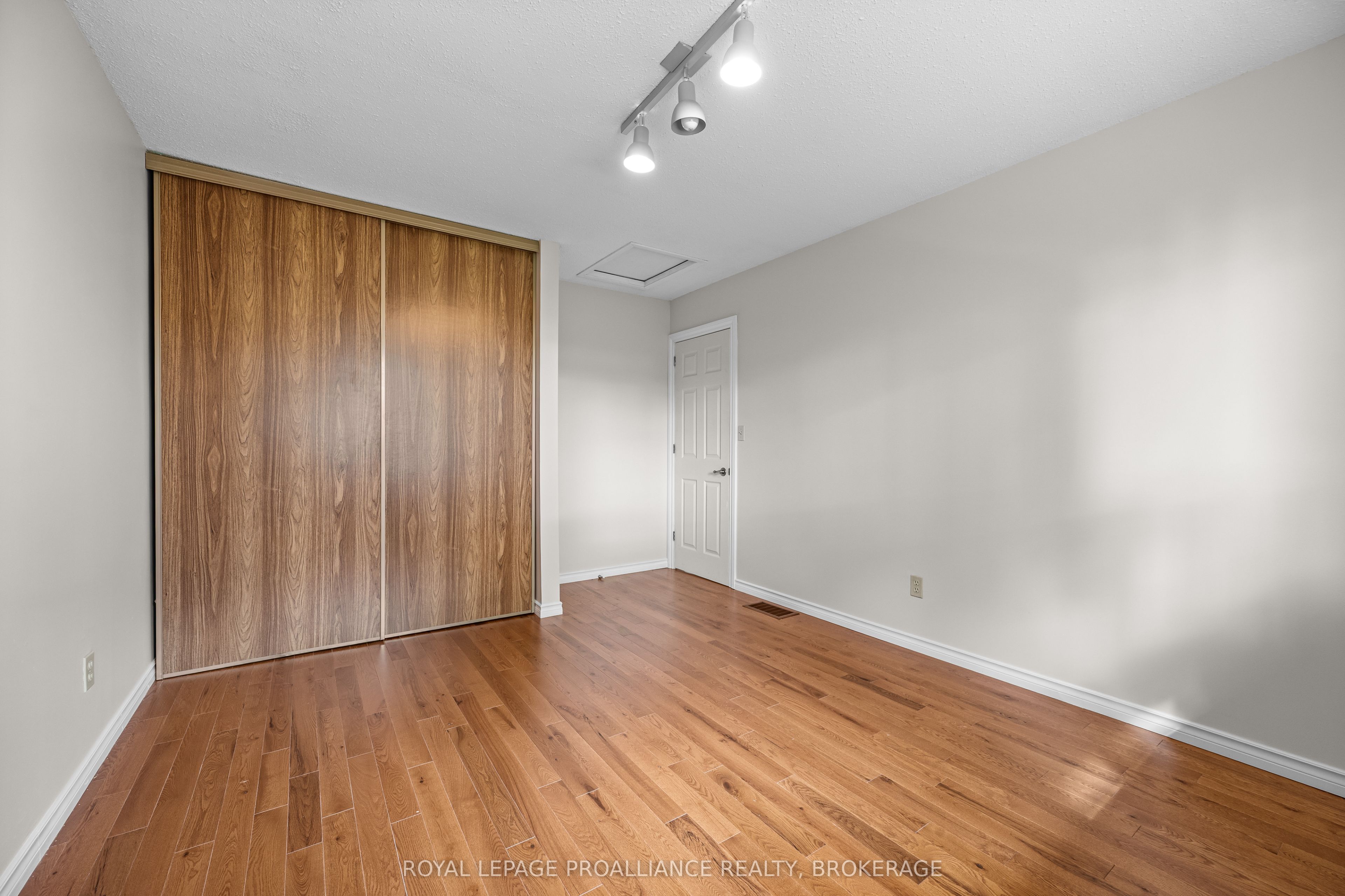 981 Edinborough Crescent Property Photo 26