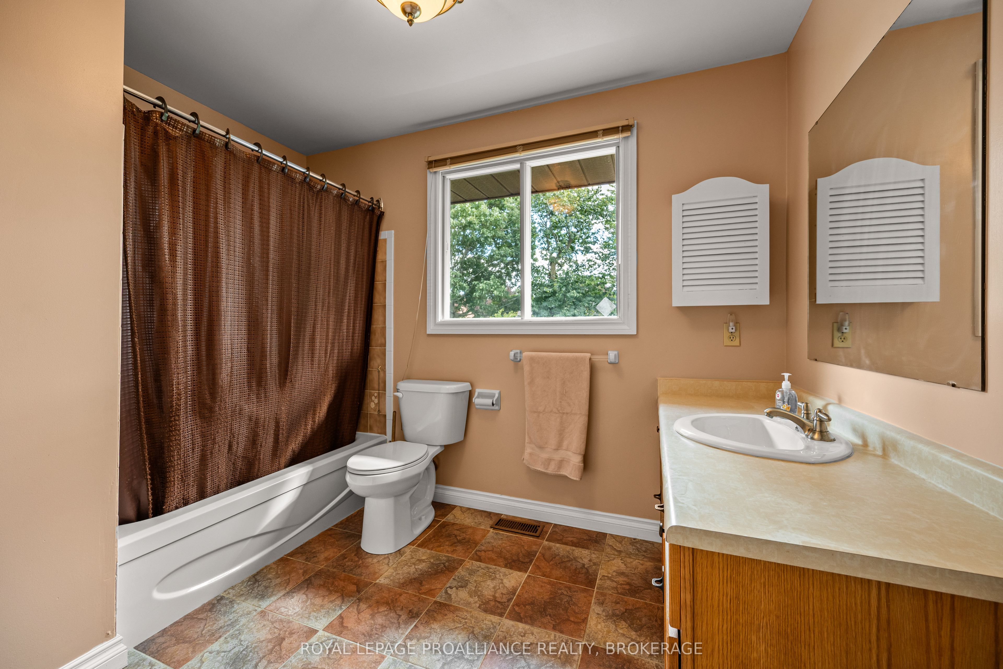981 Edinborough Crescent Property Photo 27