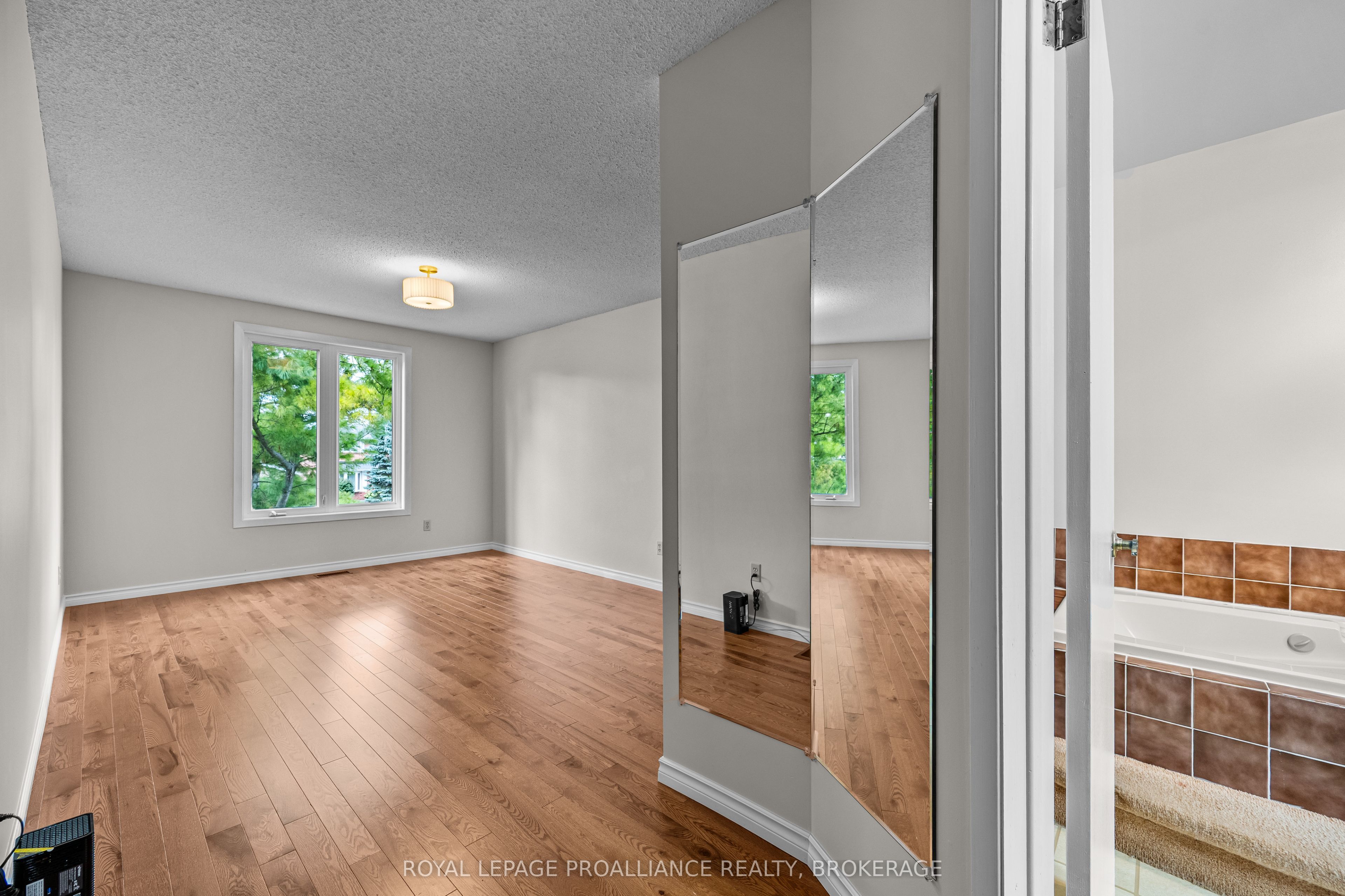 981 Edinborough Crescent Property Photo 28