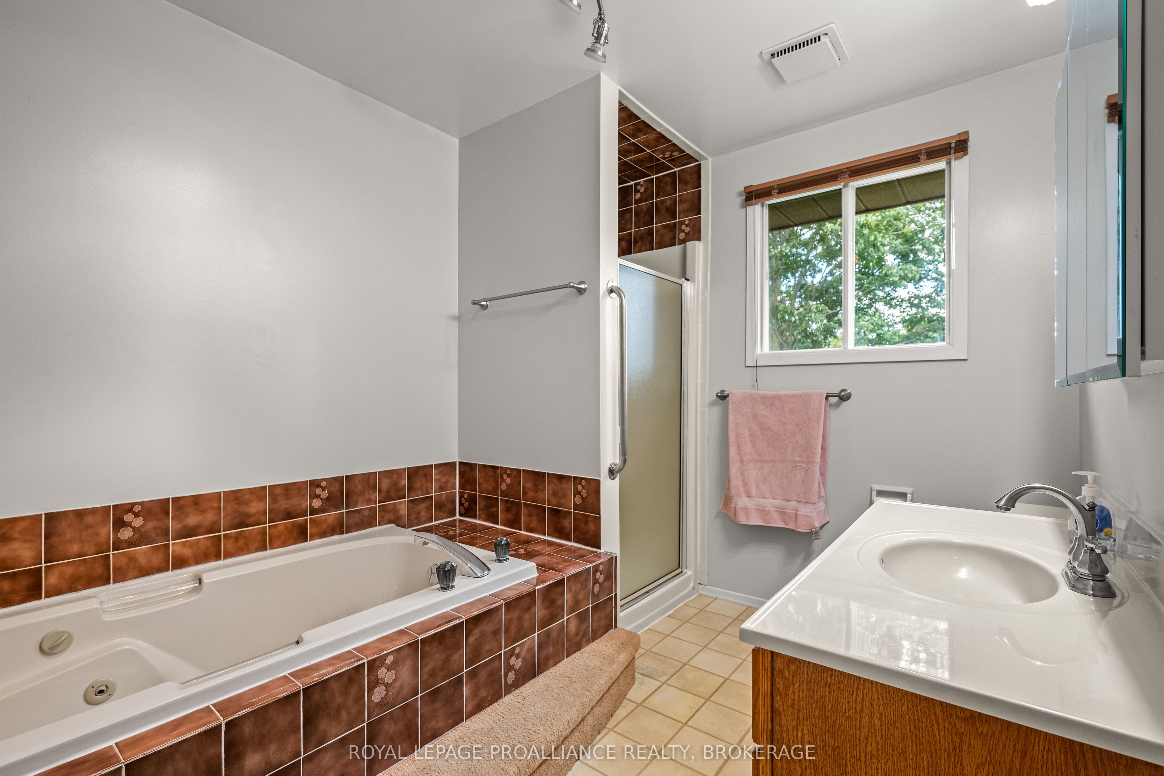 981 Edinborough Crescent Property Photo 31
