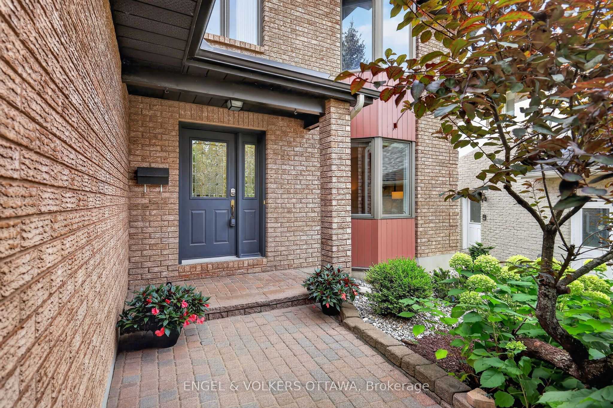 2106 Lamira Street Property Photo 3