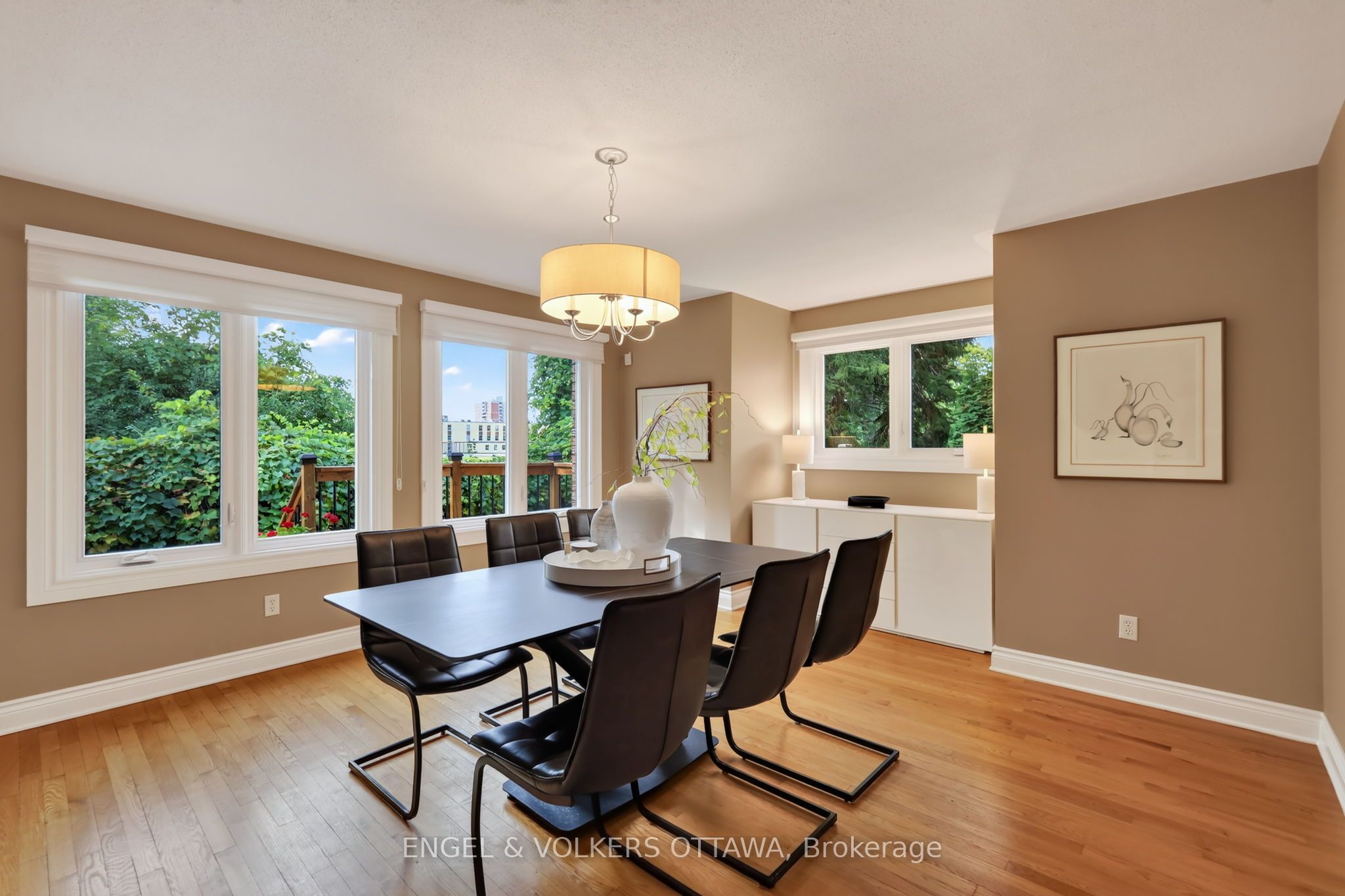 2106 Lamira Street Property Photo 7