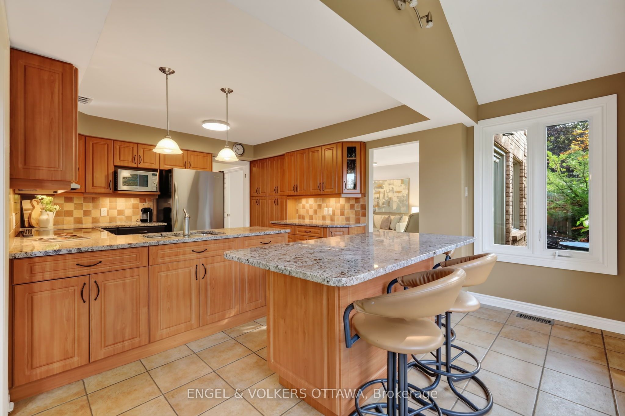 2106 Lamira Street Property Photo 9