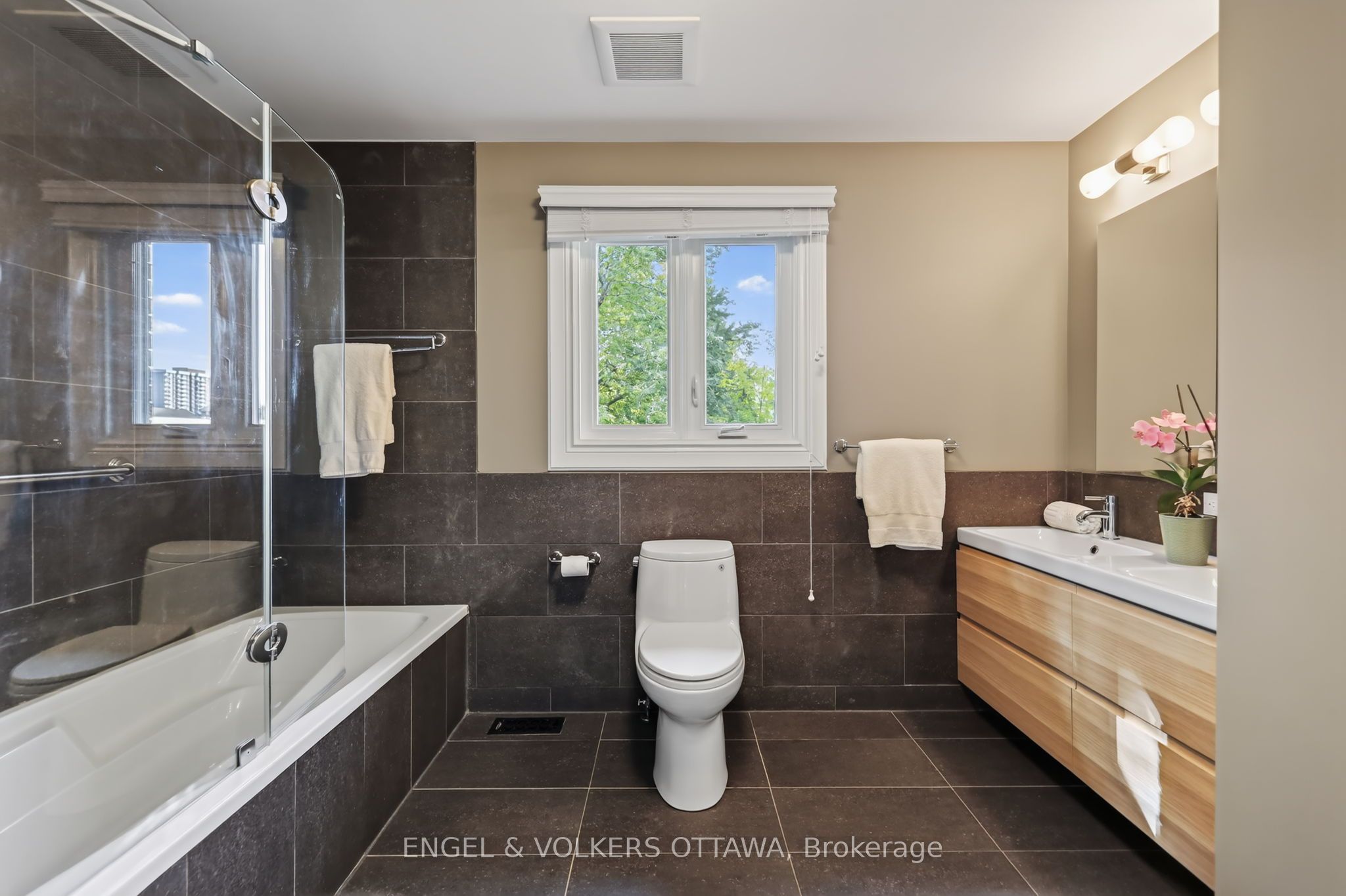 2106 Lamira Street Property Photo 26