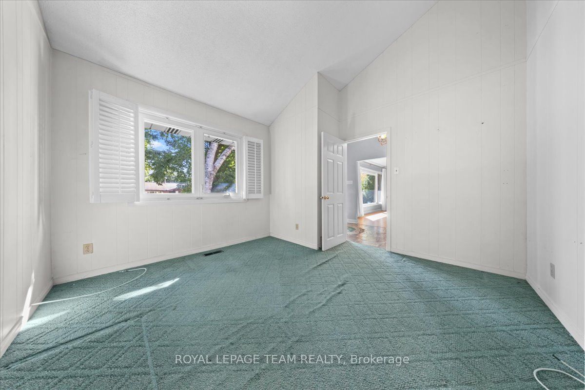 2000 Norway Crescent Property Photo 7
