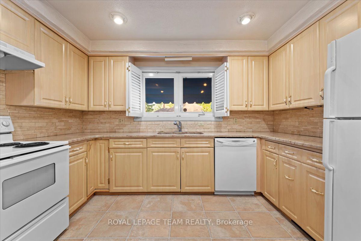 2000 Norway Crescent Property Photo 15
