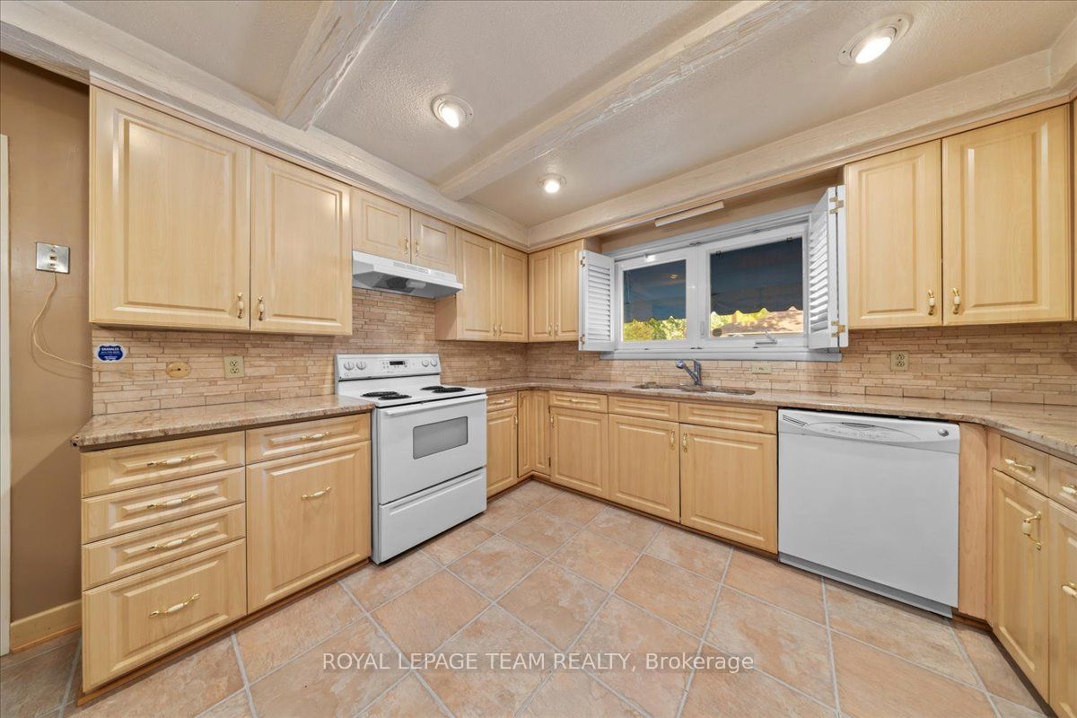 2000 Norway Crescent Property Photo 19
