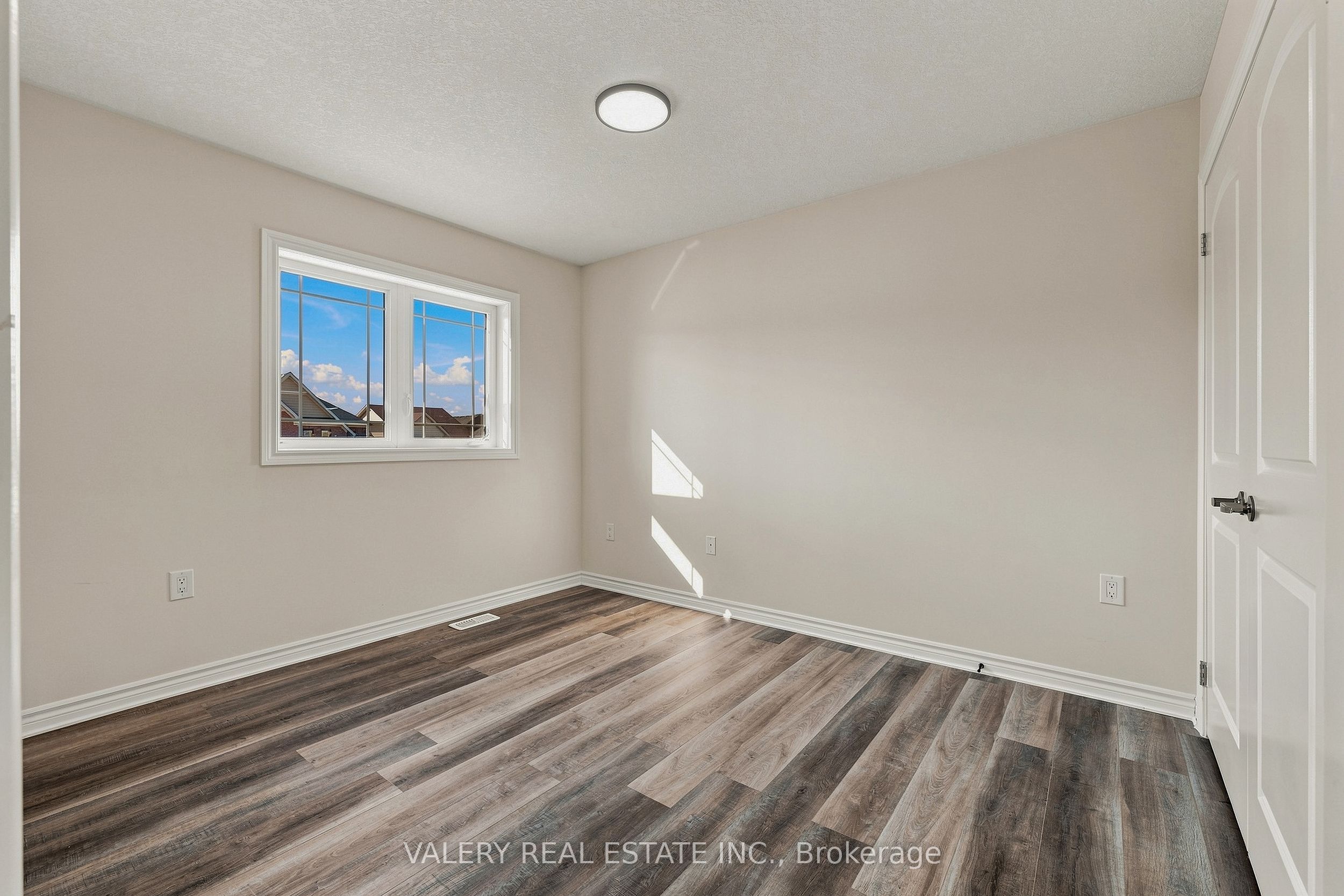 32 Montrose Avenue Property Photo 40