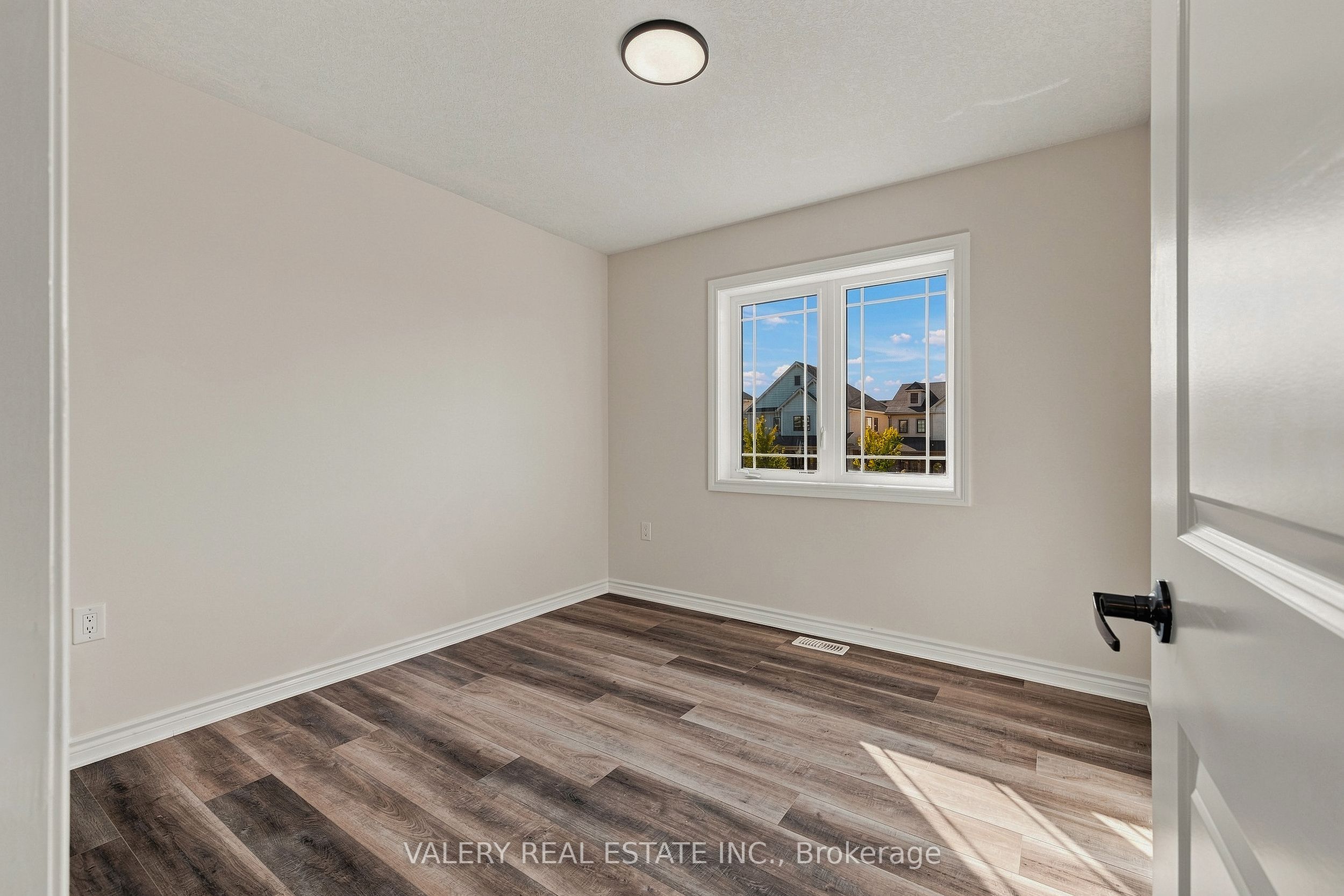 32 Montrose Avenue Property Photo 41