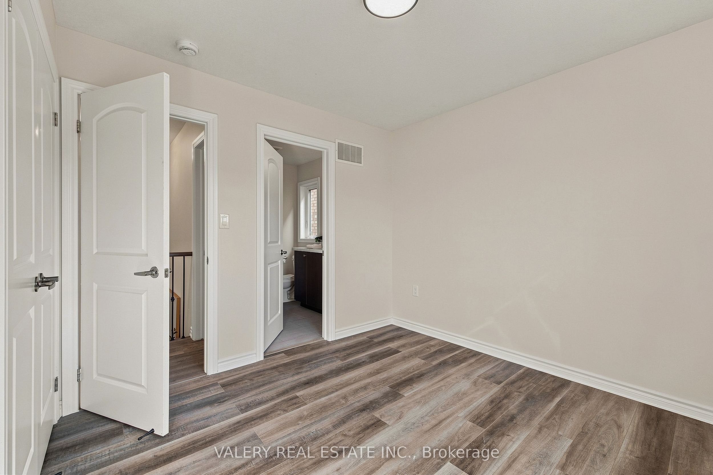 32 Montrose Avenue Property Photo 42