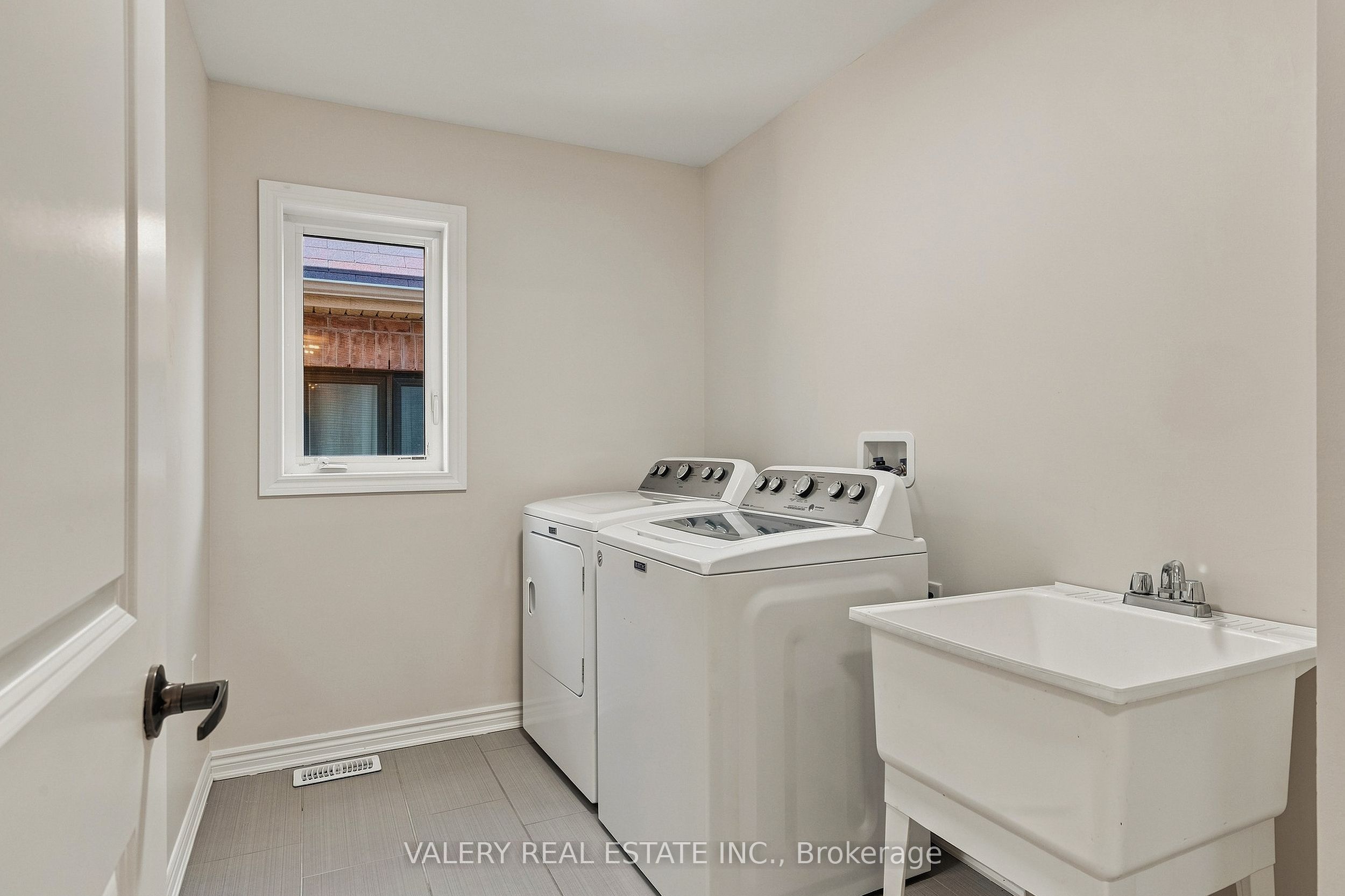 32 Montrose Avenue Property Photo 44