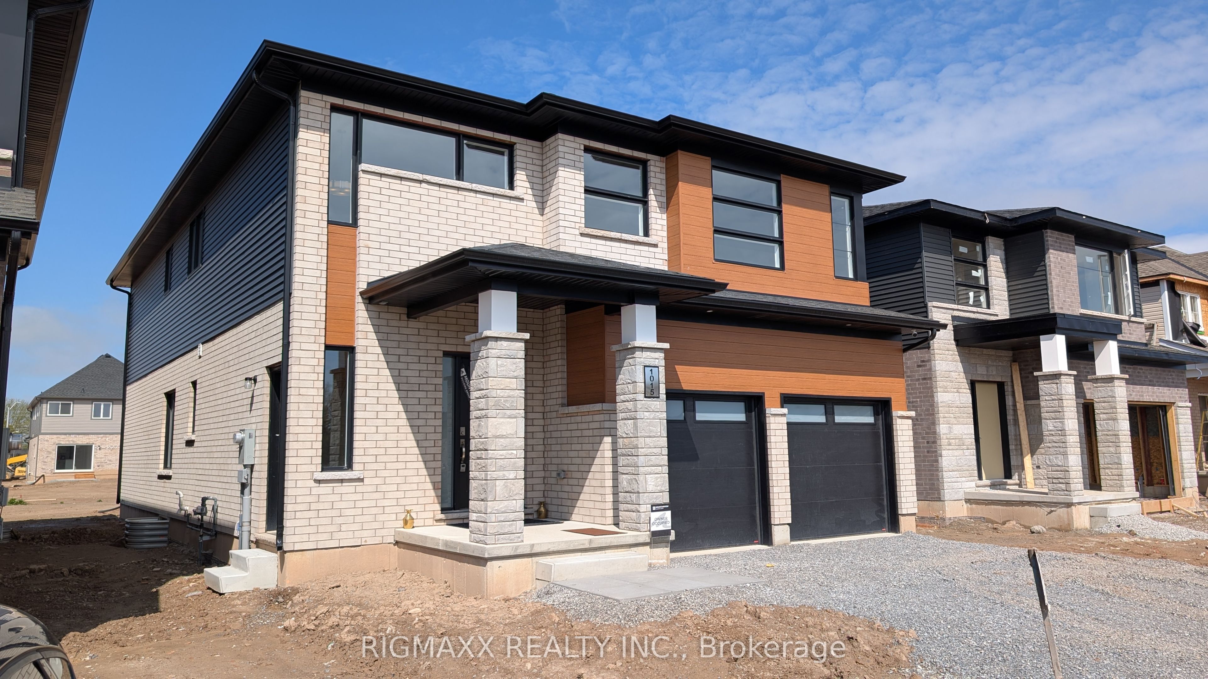 1015 Alliston Avenue E Property Photo 2