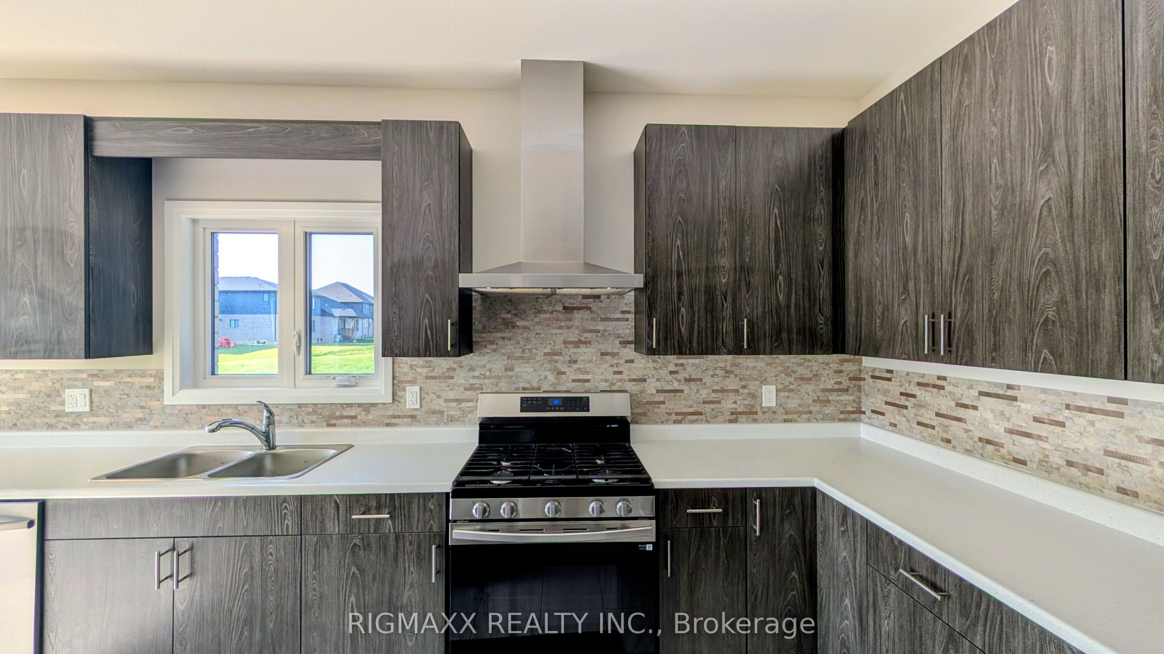1015 Alliston Avenue E Property Photo 6