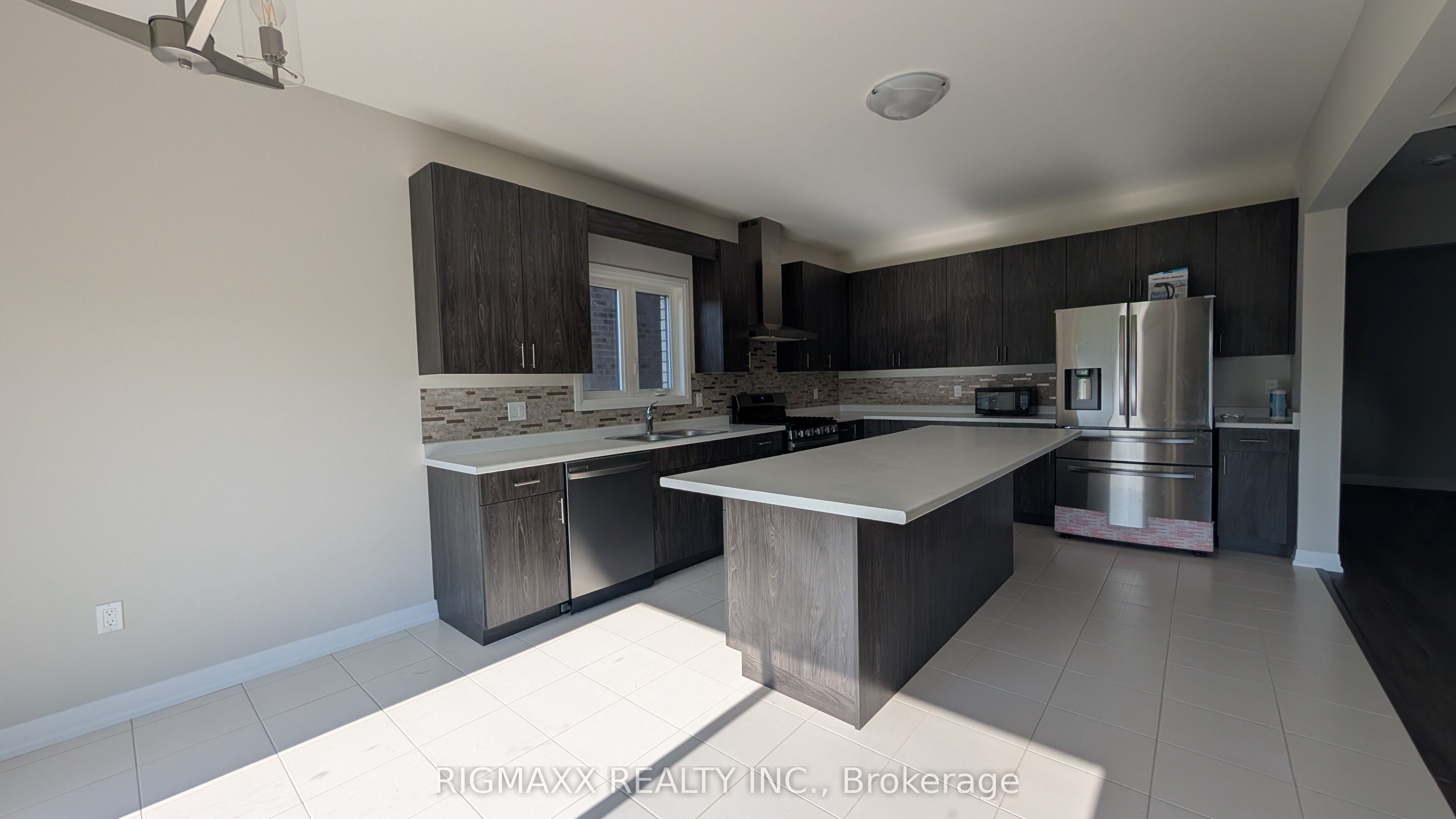 1015 Alliston Avenue E Property Photo 8