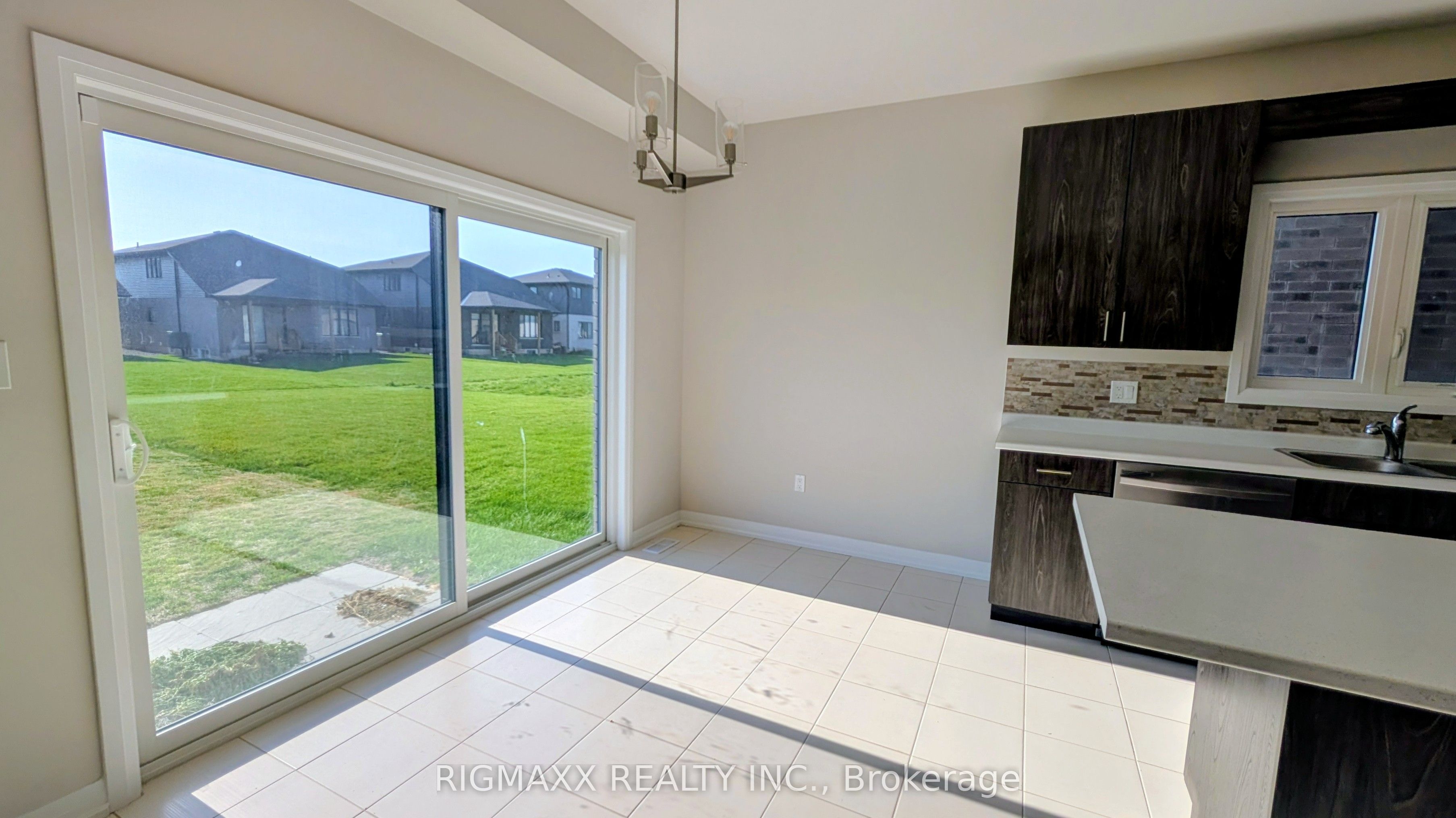 1015 Alliston Avenue E Property Photo 10
