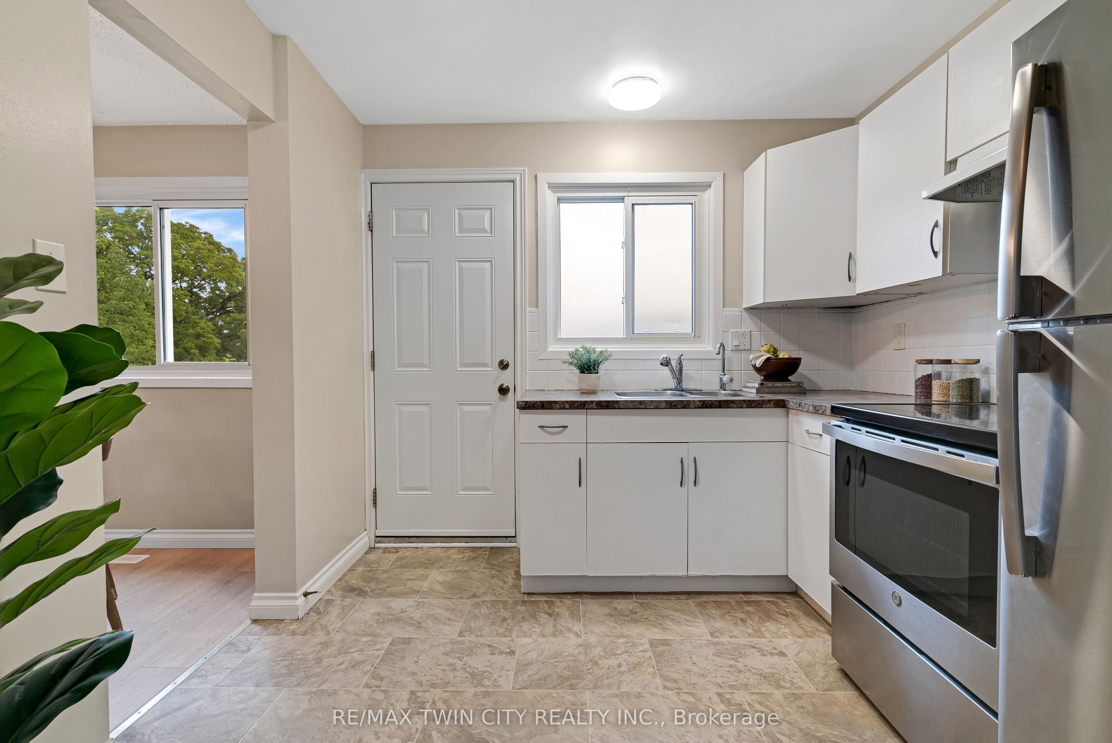 25 Upper Canada Drive 23 Property Photo 12