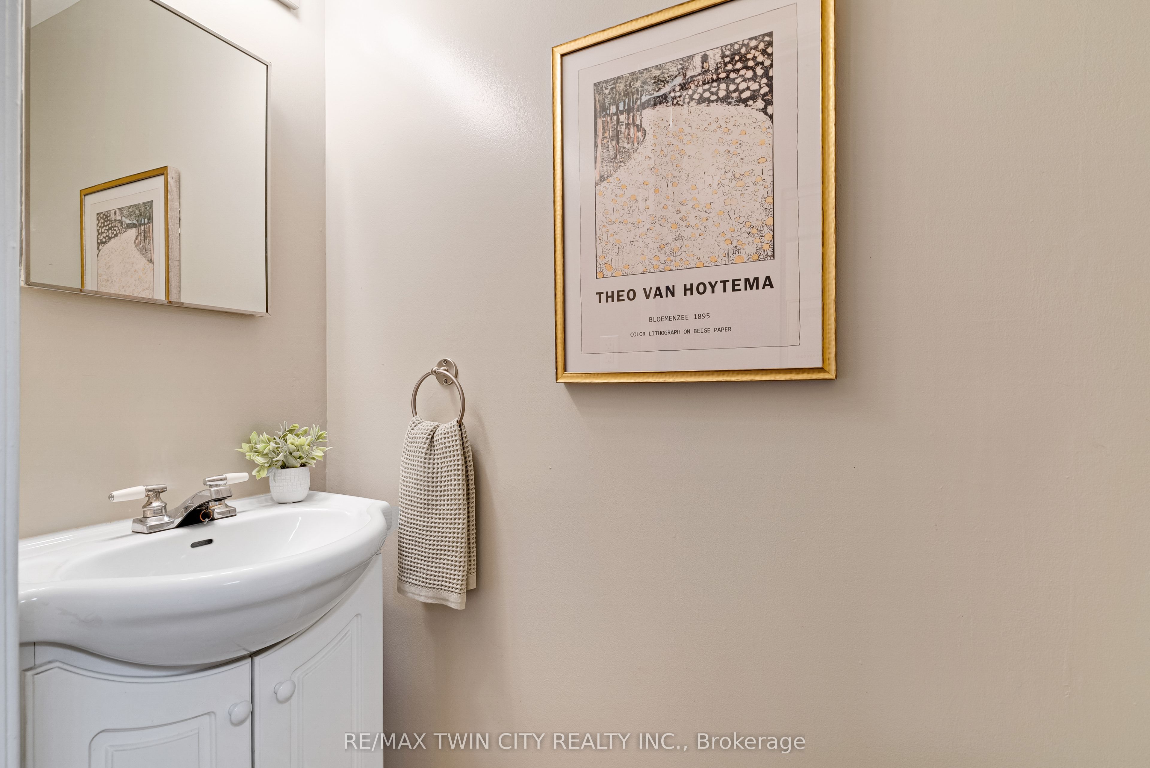 25 Upper Canada Drive 23 Property Photo 17