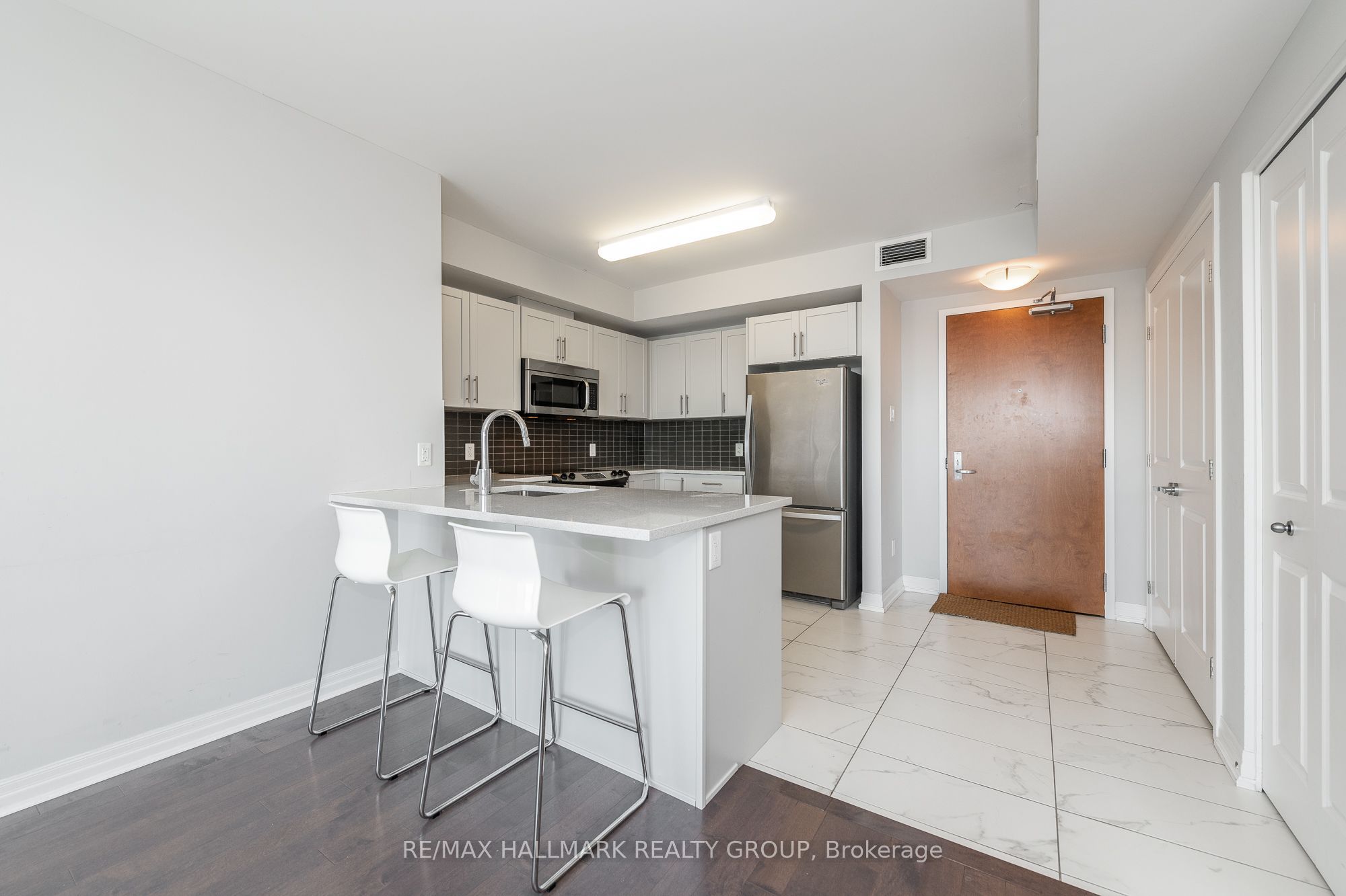 195 Besserer Street 1602 Property Photo 6