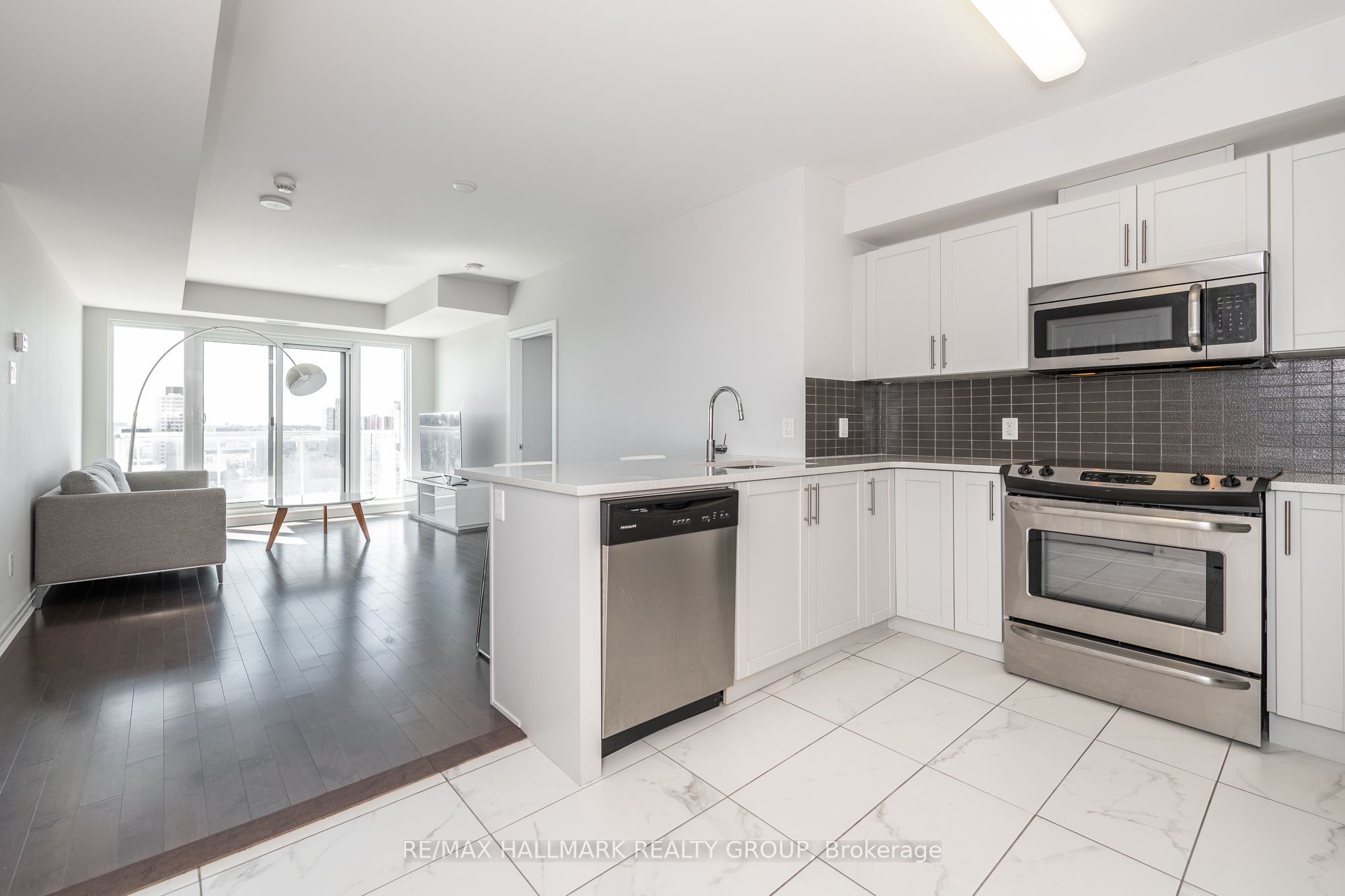 195 Besserer Street 1602 Property Photo 8