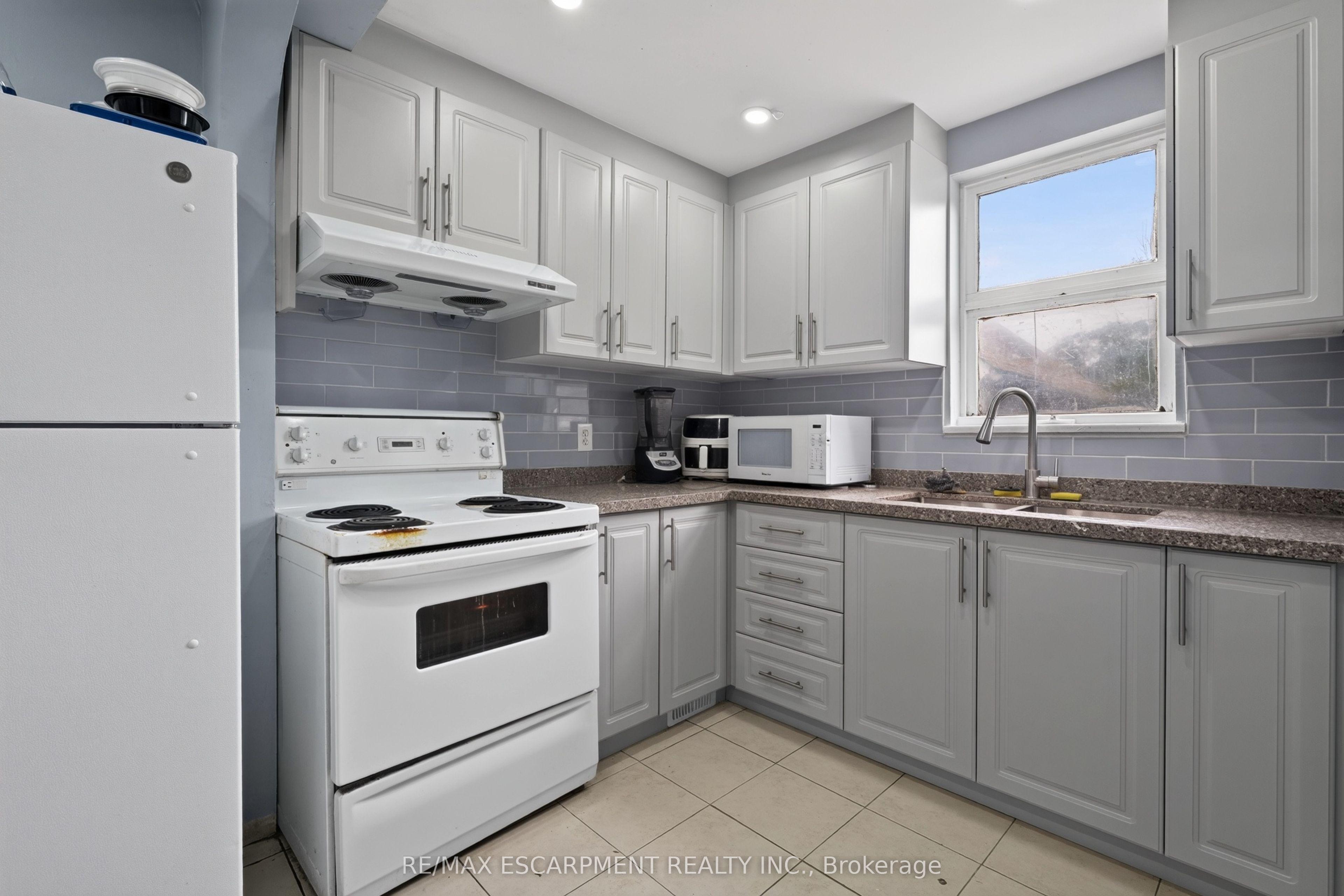 241 West 5th Street W Property Photo 9