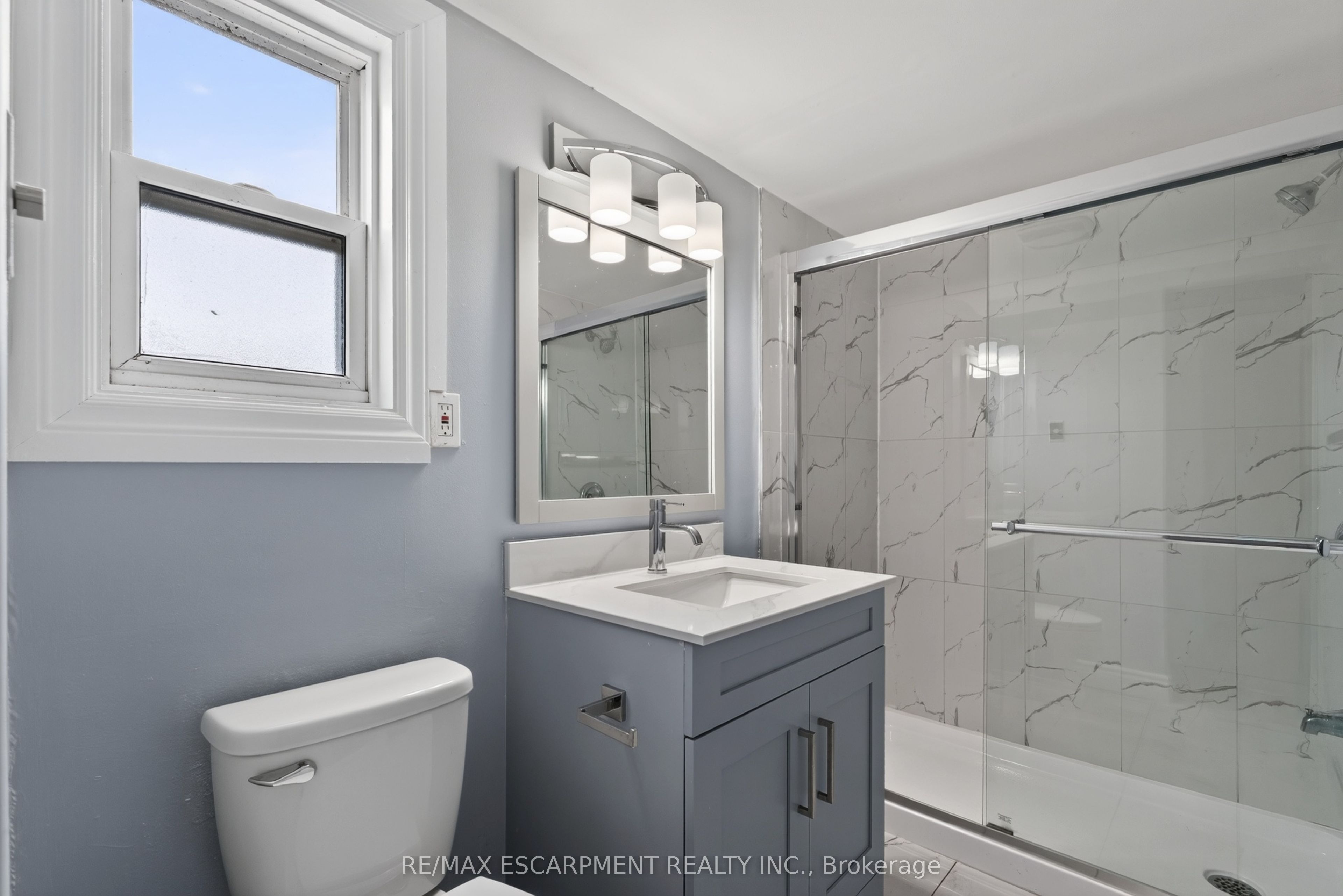 241 West 5th Street W Property Photo 10
