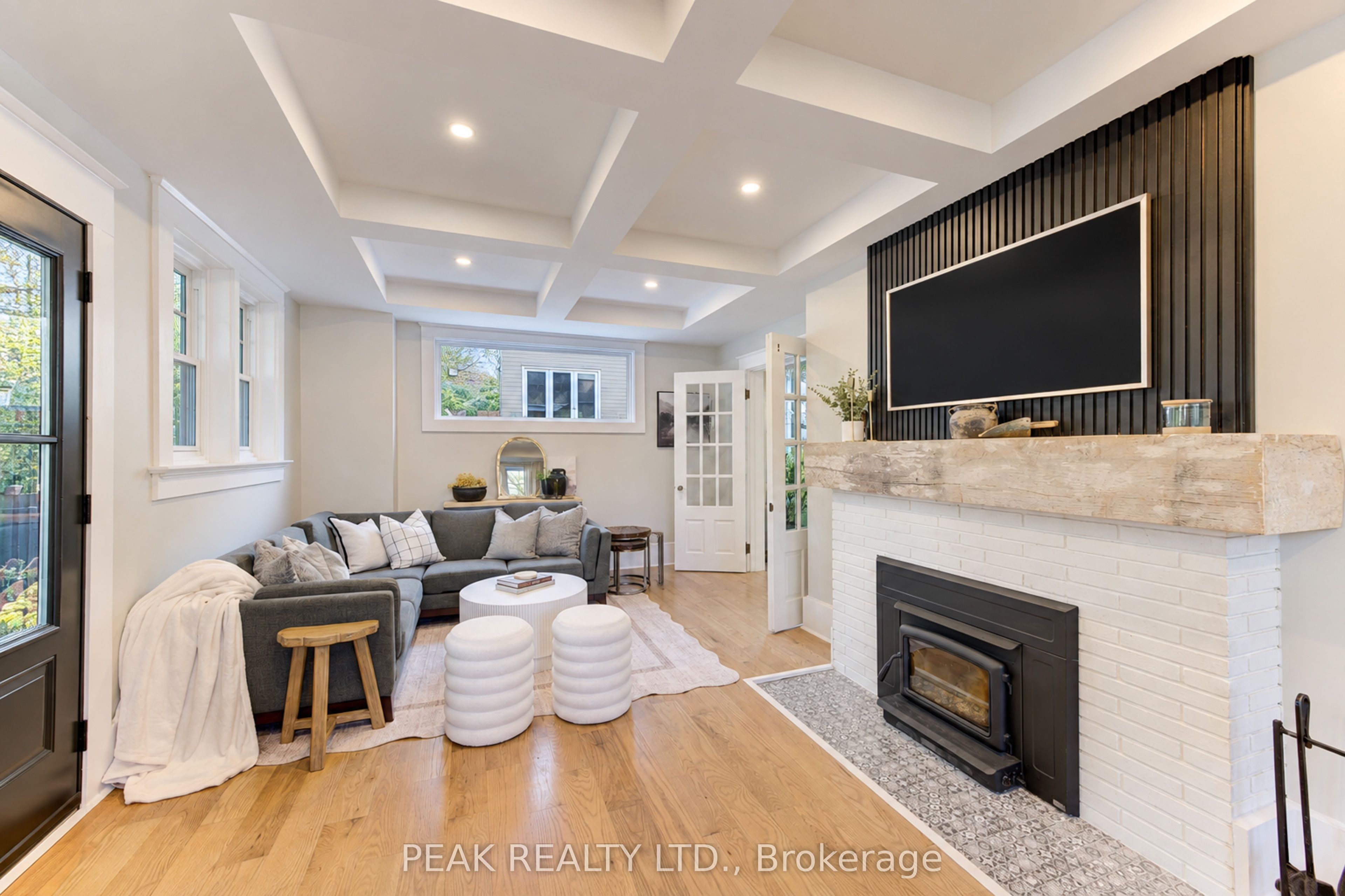 64 William Street W Property Photo 4