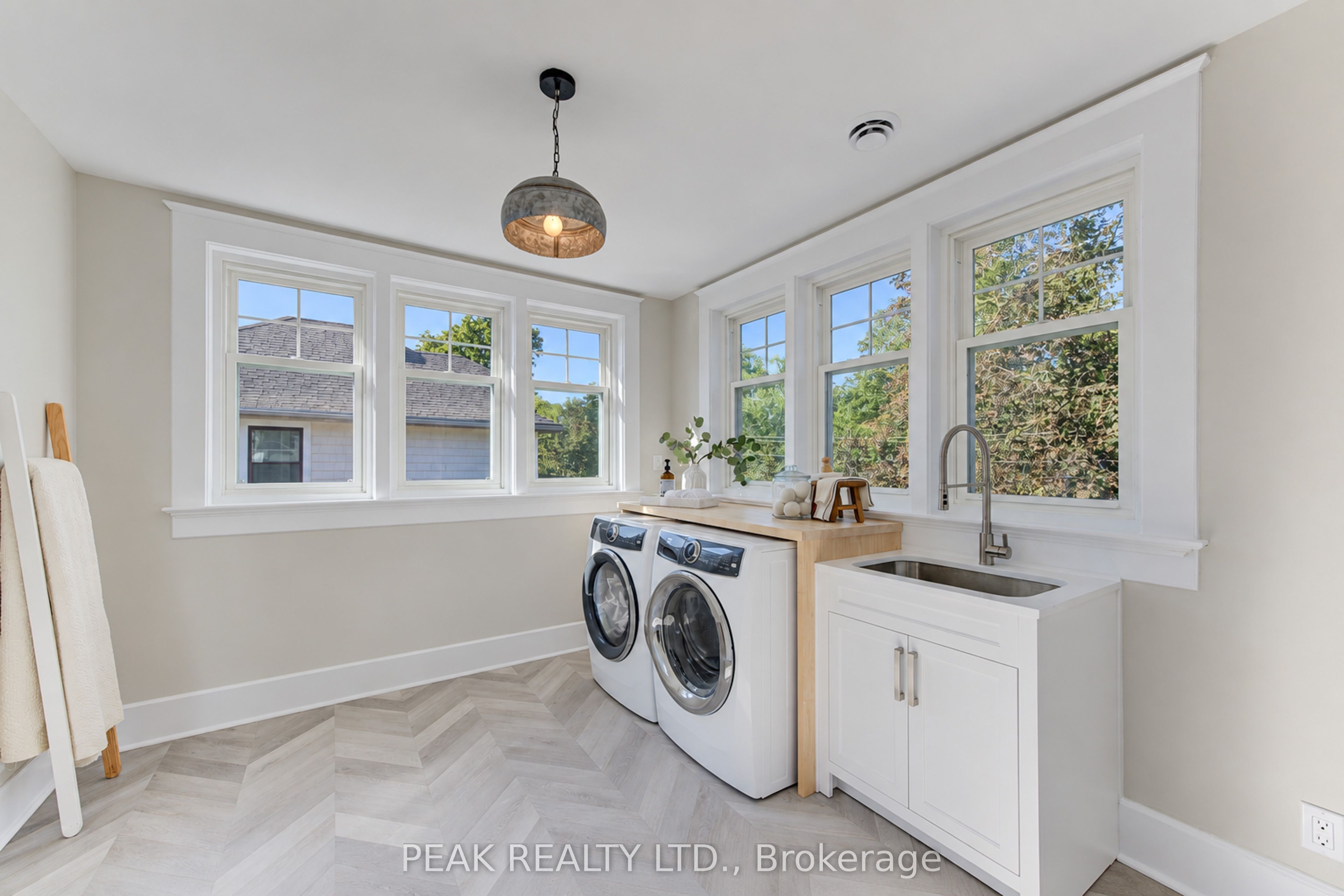 64 William Street W Property Photo 15