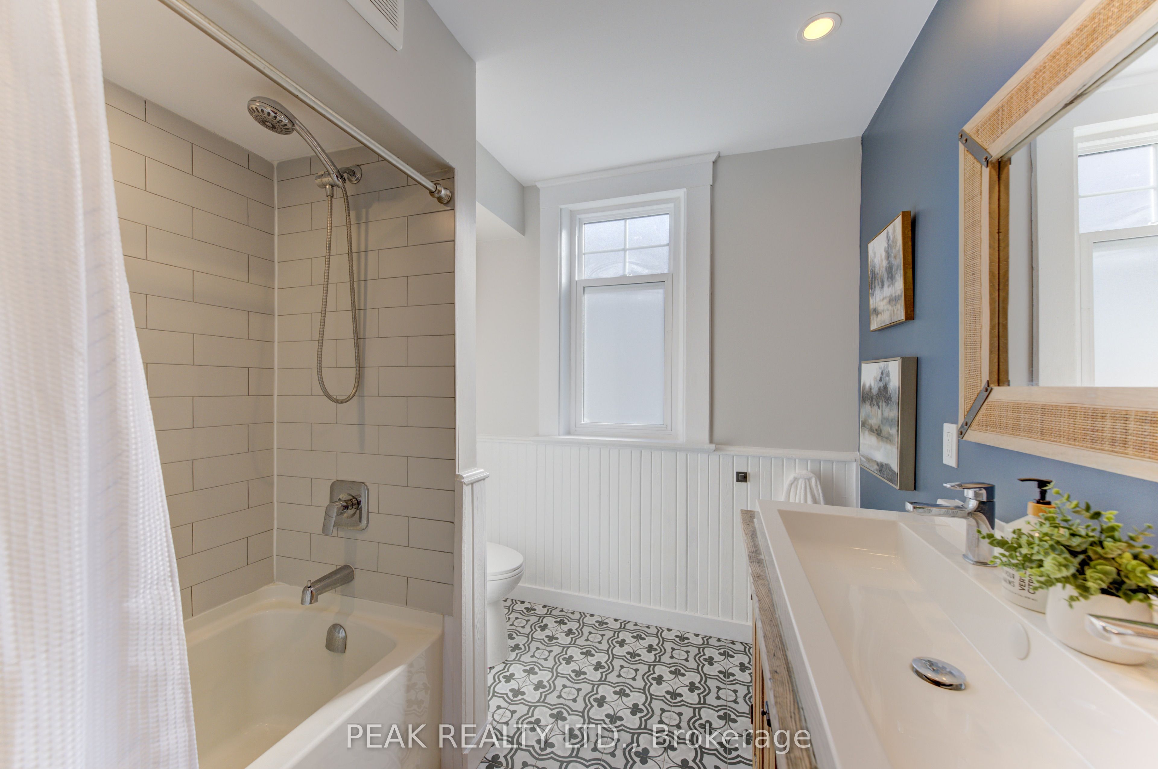 64 William Street W Property Photo 20