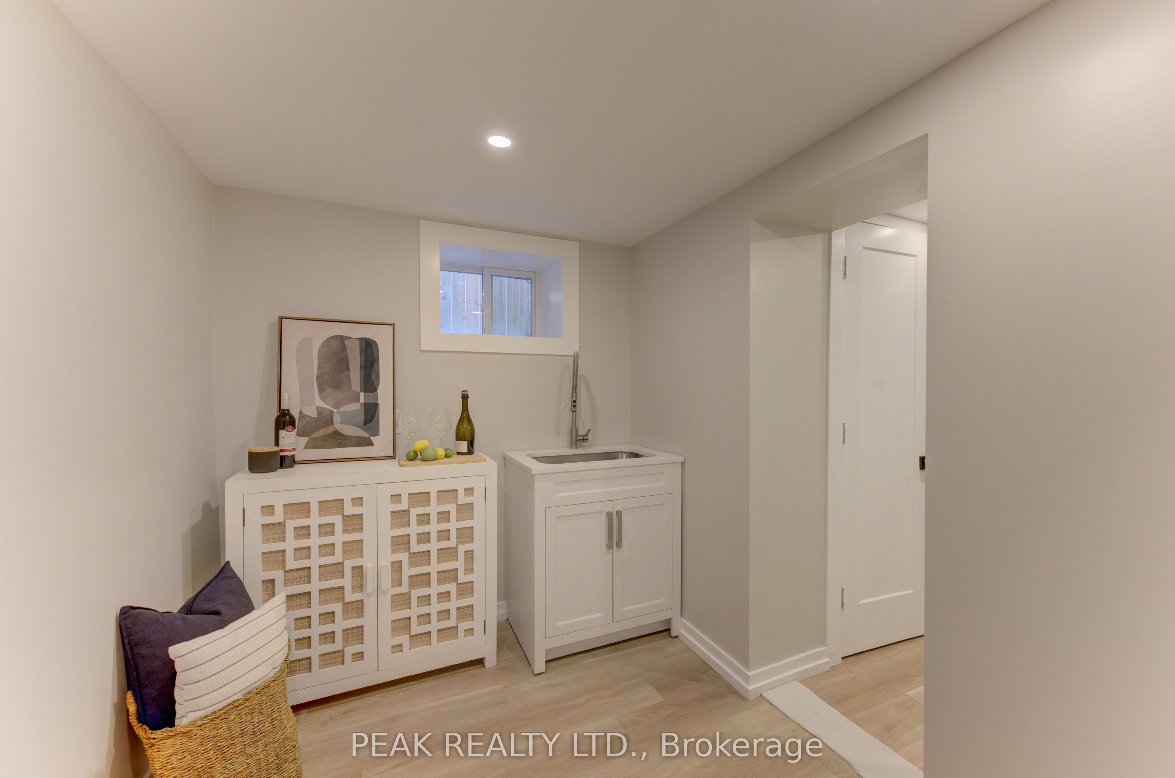 64 William Street W Property Photo 30
