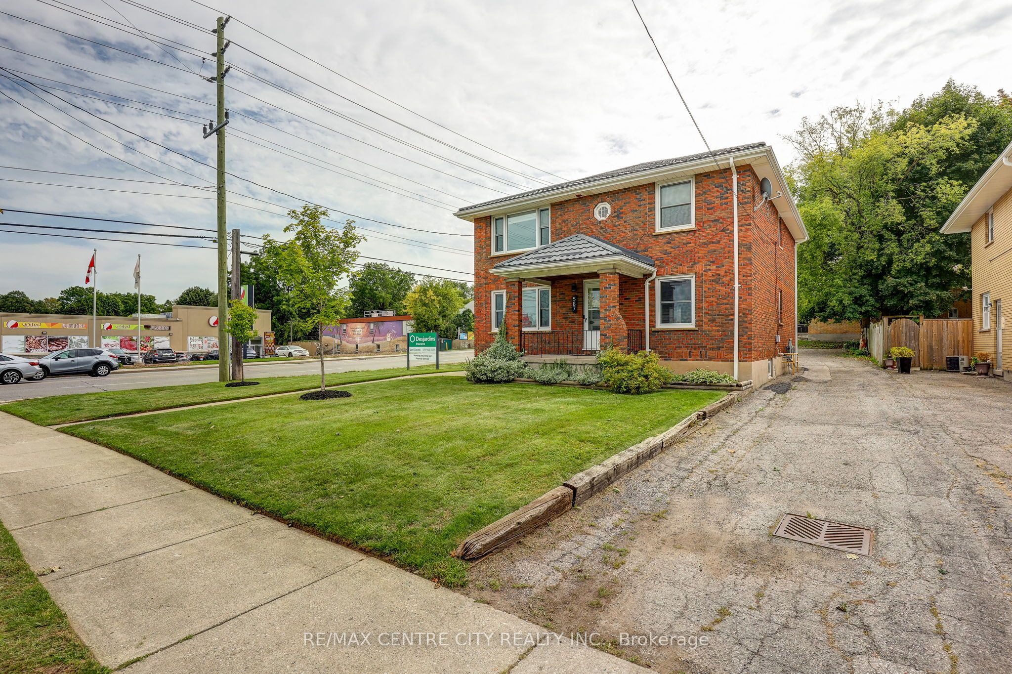 587 Lambton Street Property Photo 1