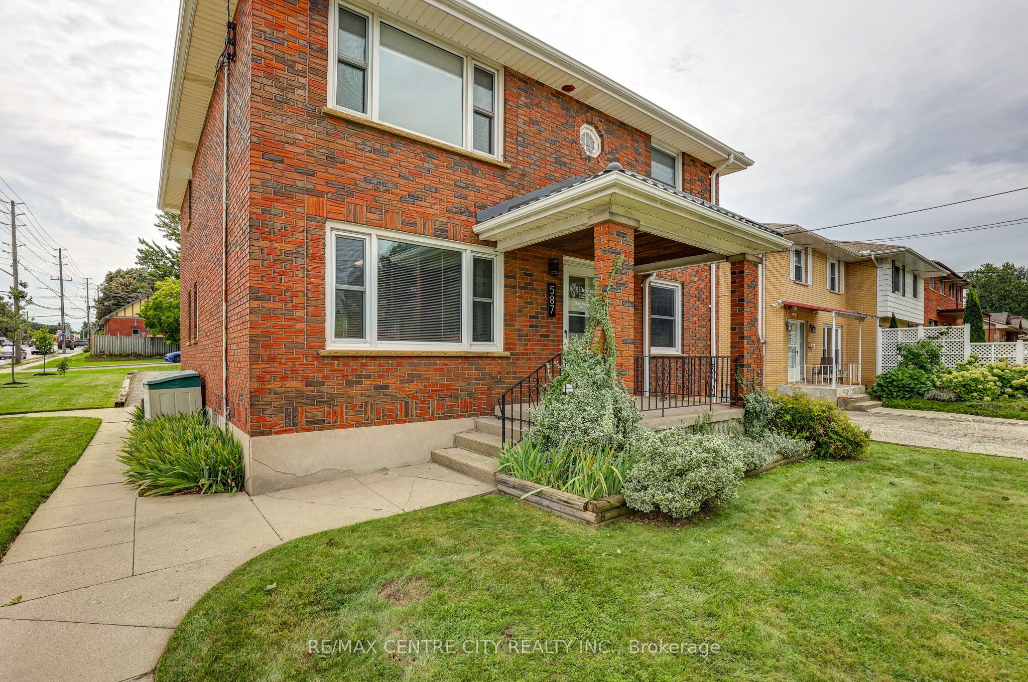 587 Lambton Street Property Photo 3